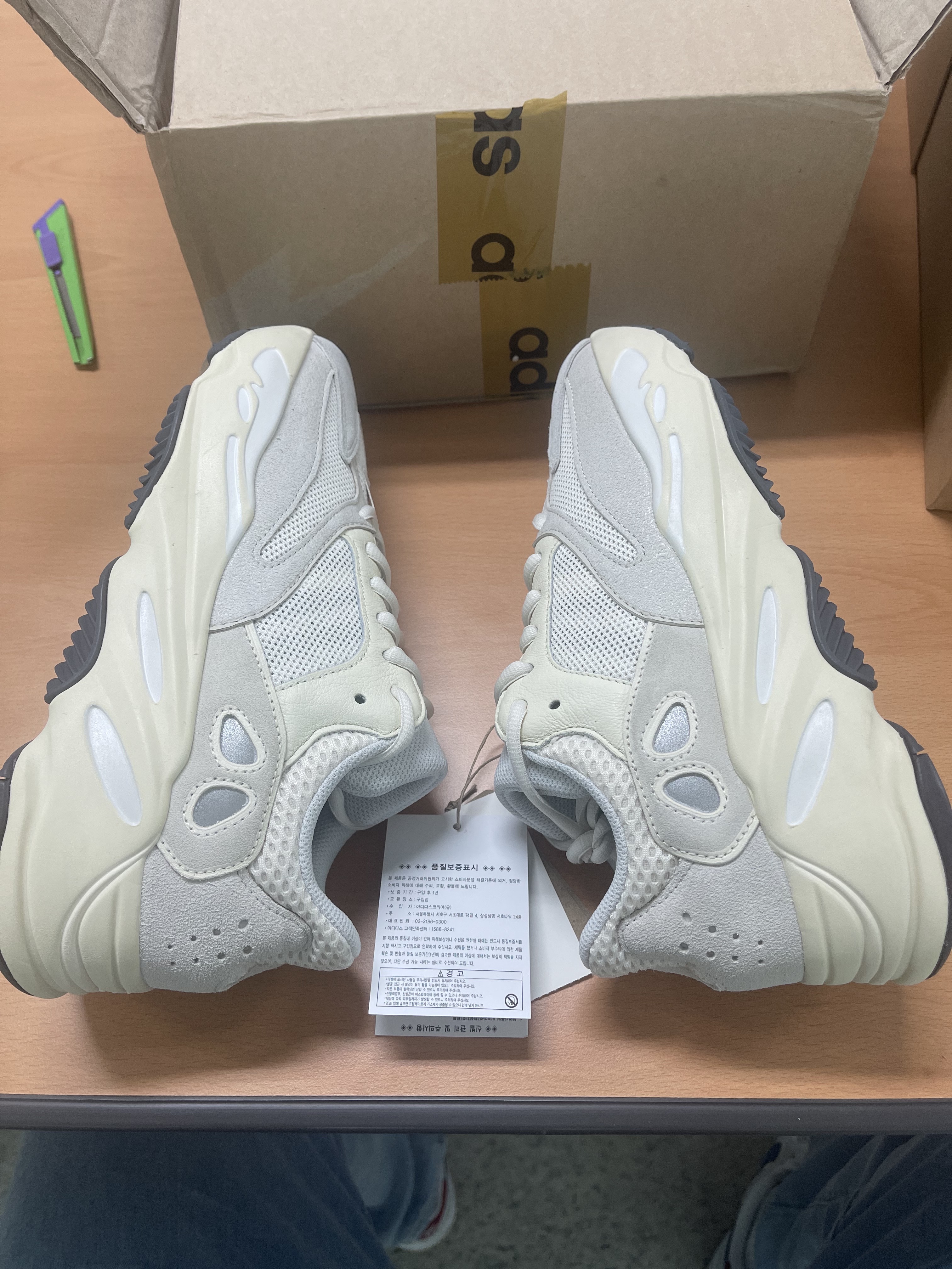 Adidas Yeezy Boost 700 Analog 2022/2023 착용 스타일 - 2