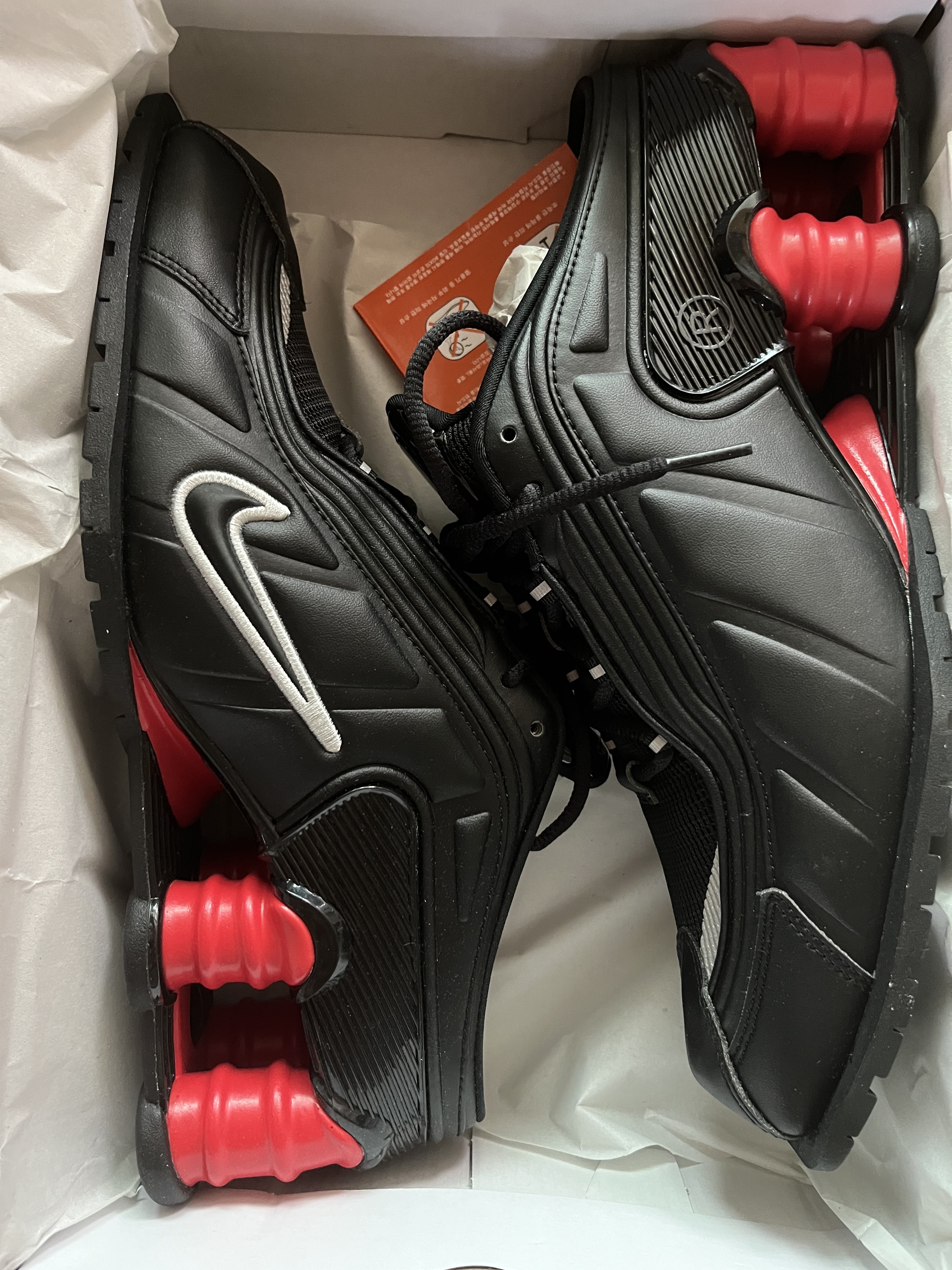 Nike x Martine Rose Shox MR4 Black 착용 스타일 - 1