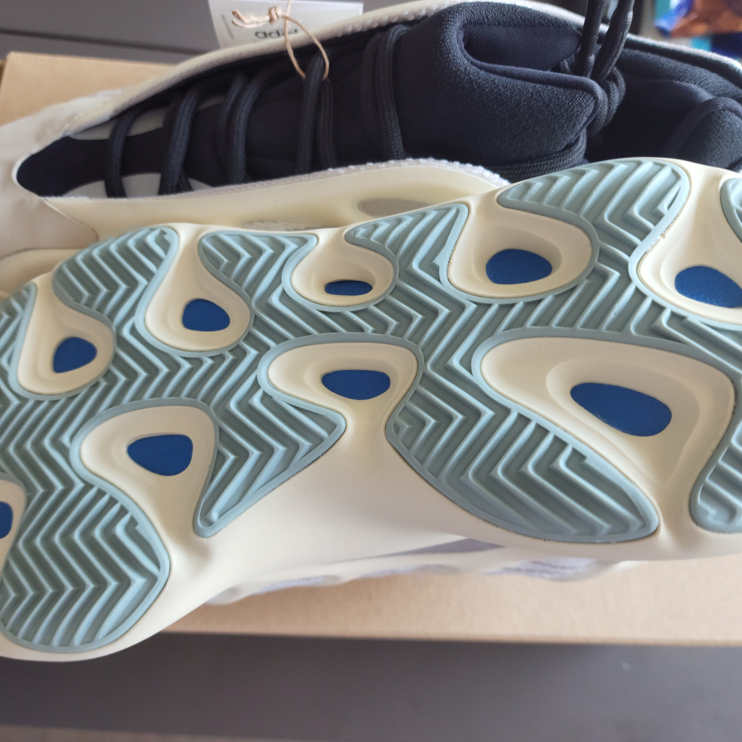 Adidas Yeezy 700 V3 Azael 2022/2023 착용 스타일 - 4