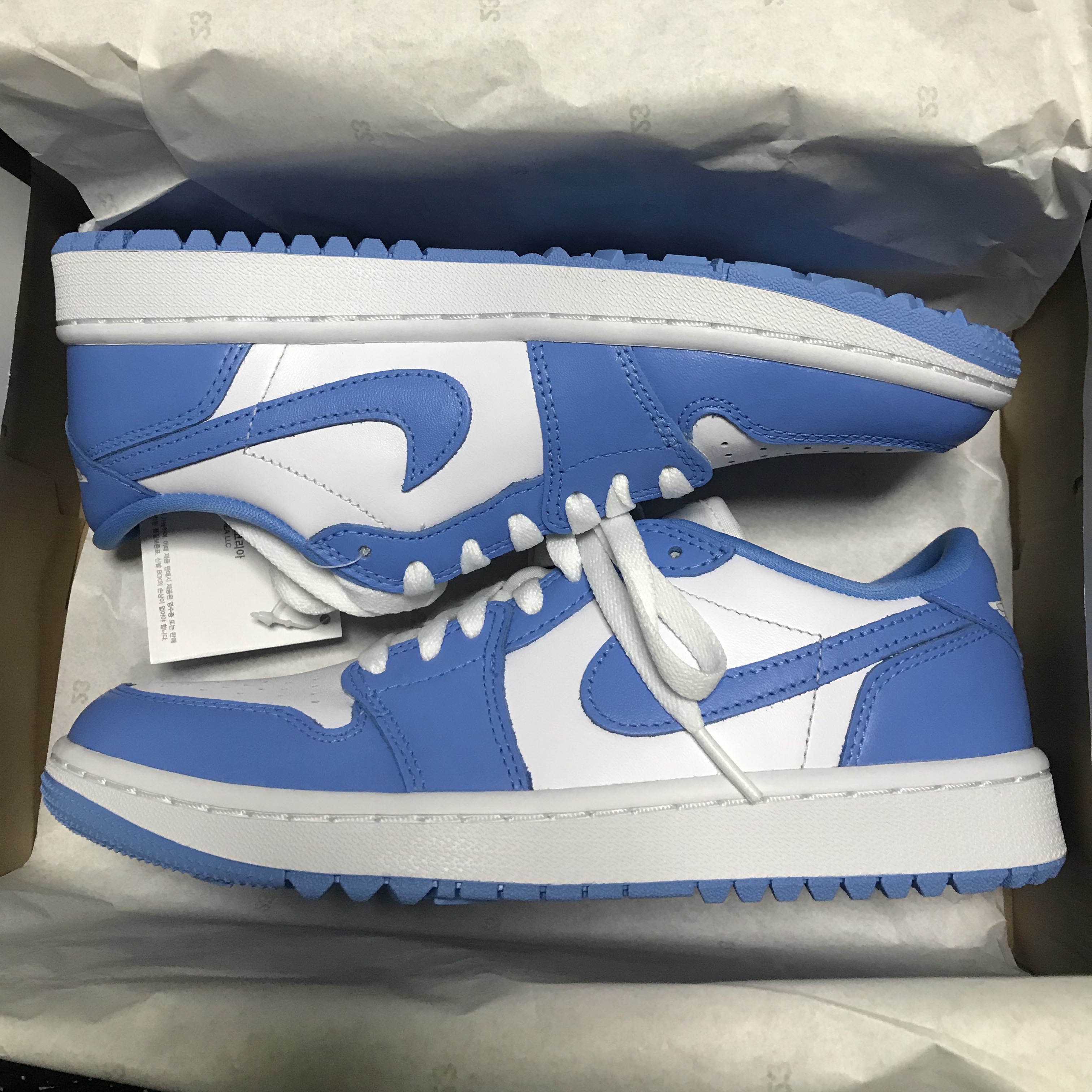 Jordan 1 Low Golf White and University Blue 착용 스타일