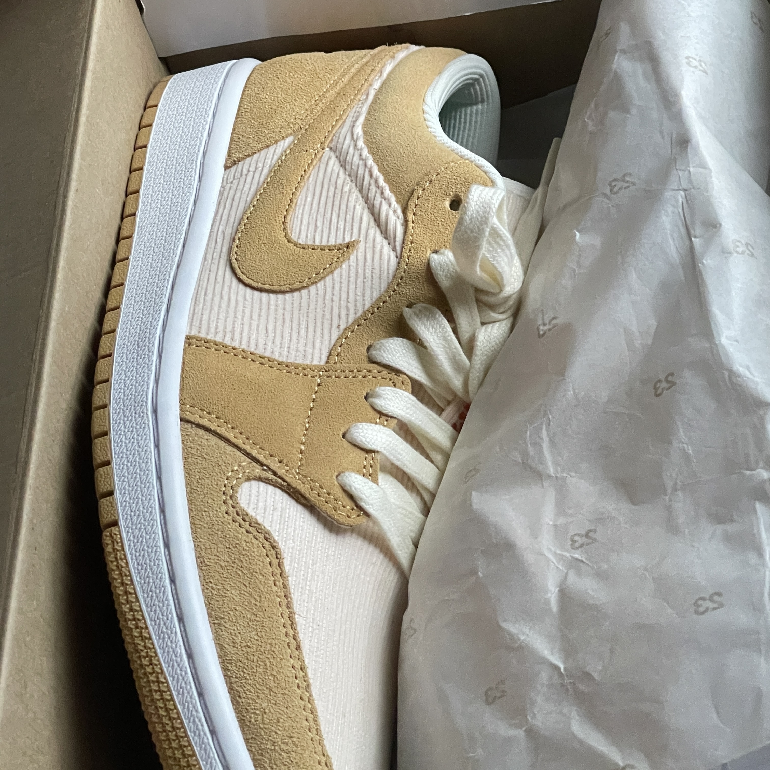 (W) Jordan 1 Low SE Corduroy Tan 착용 스타일
