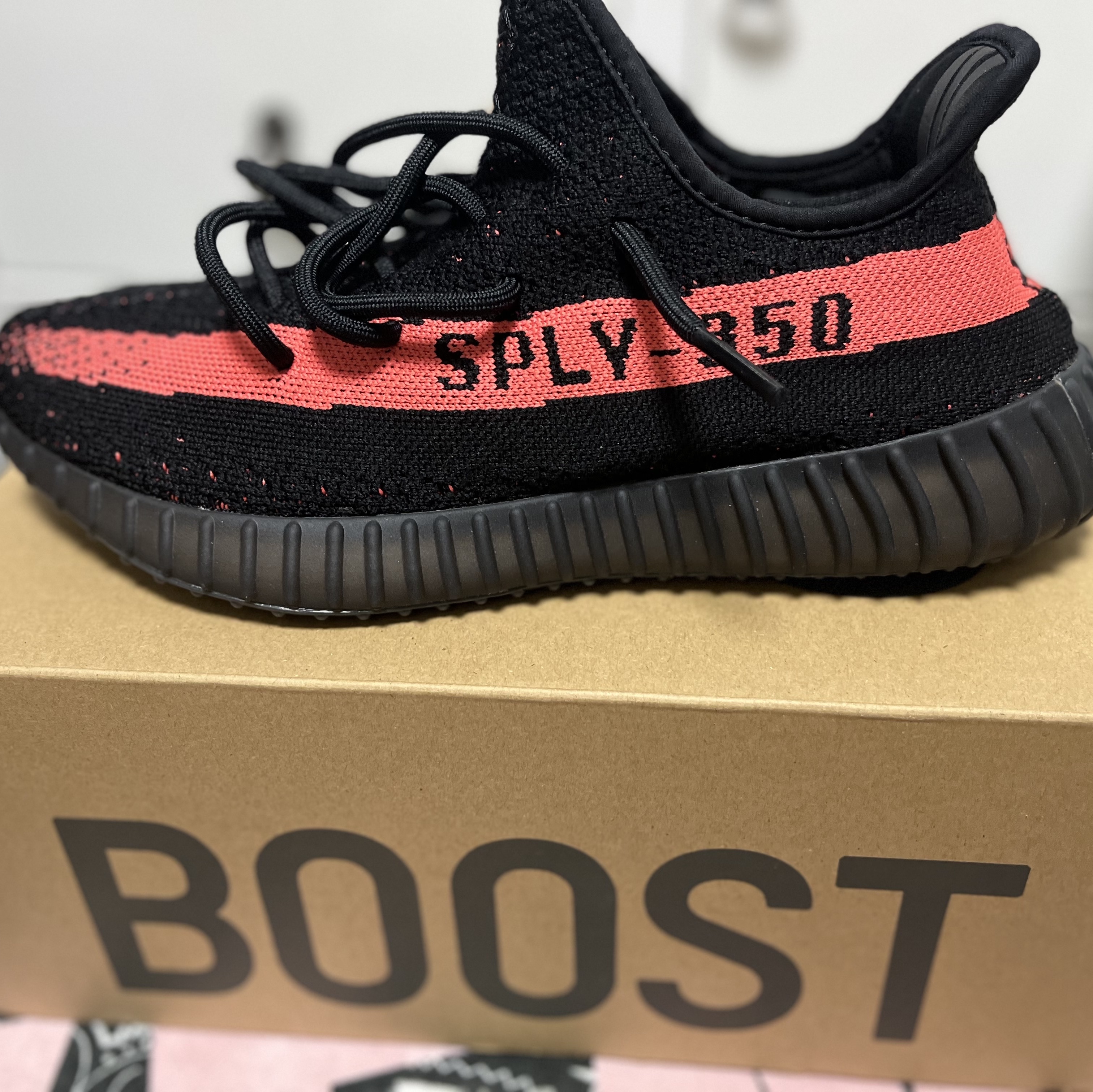 Adidas Yeezy Boost 350 V2 Core Black Red 2022/2023 착용 스타일
