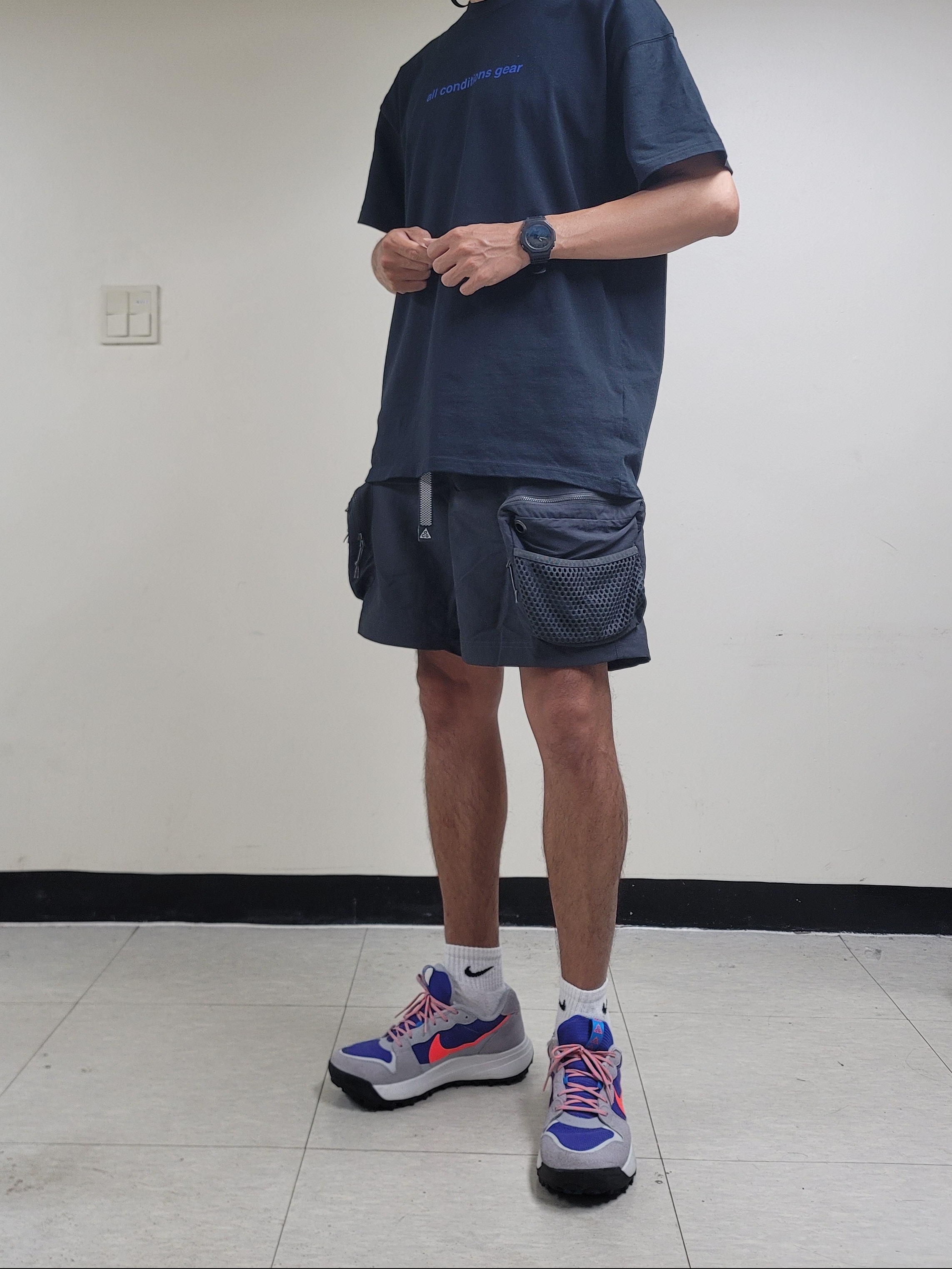 Nike ACG Lowcate Wolf Grey and Bright Crimson, Nike ACG Snowgrass Cargo Shorts Black - US/EU 착용 스타일 - 1