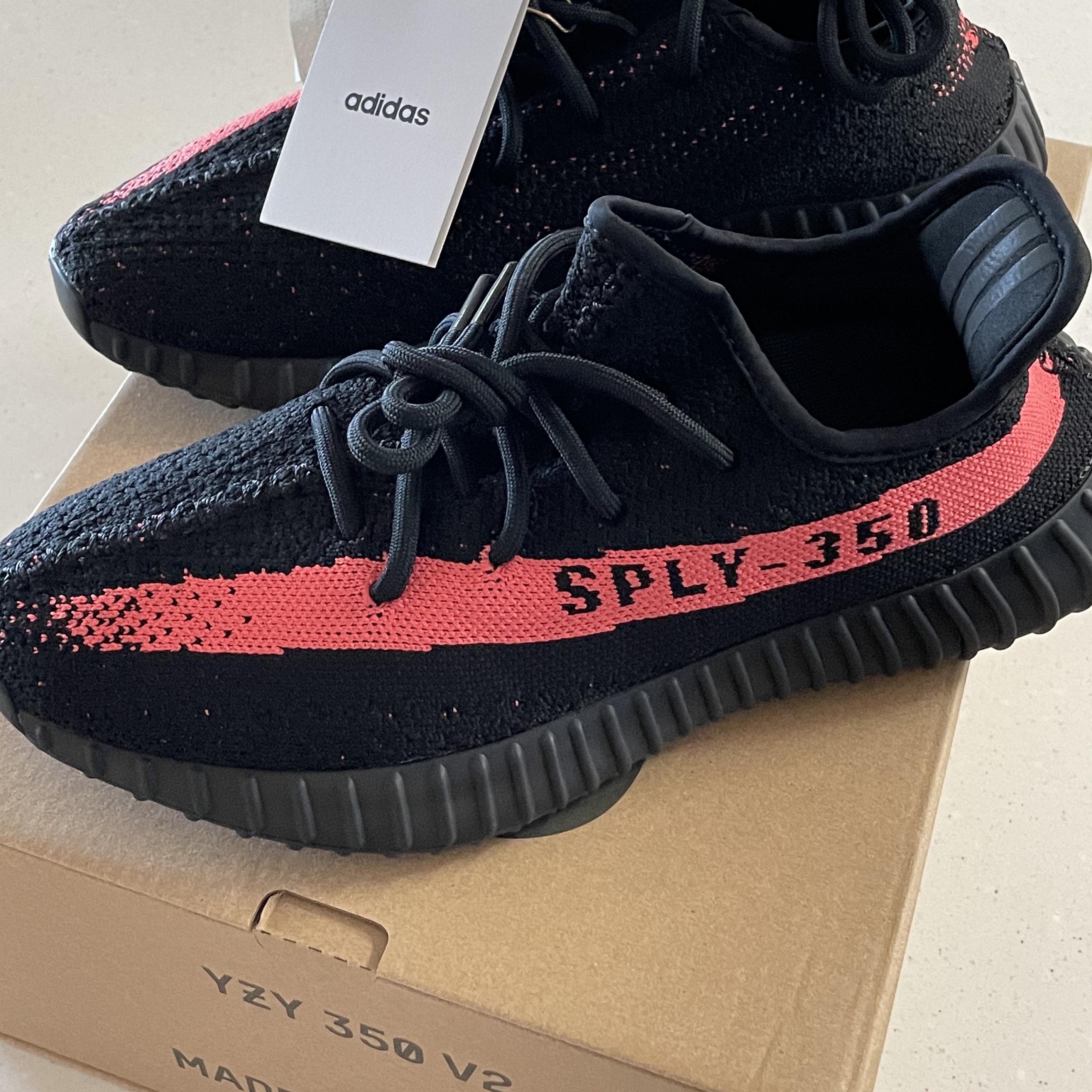 Adidas Yeezy Boost 350 V2 Core Black Red 2022/2023 착용 스타일 - 2