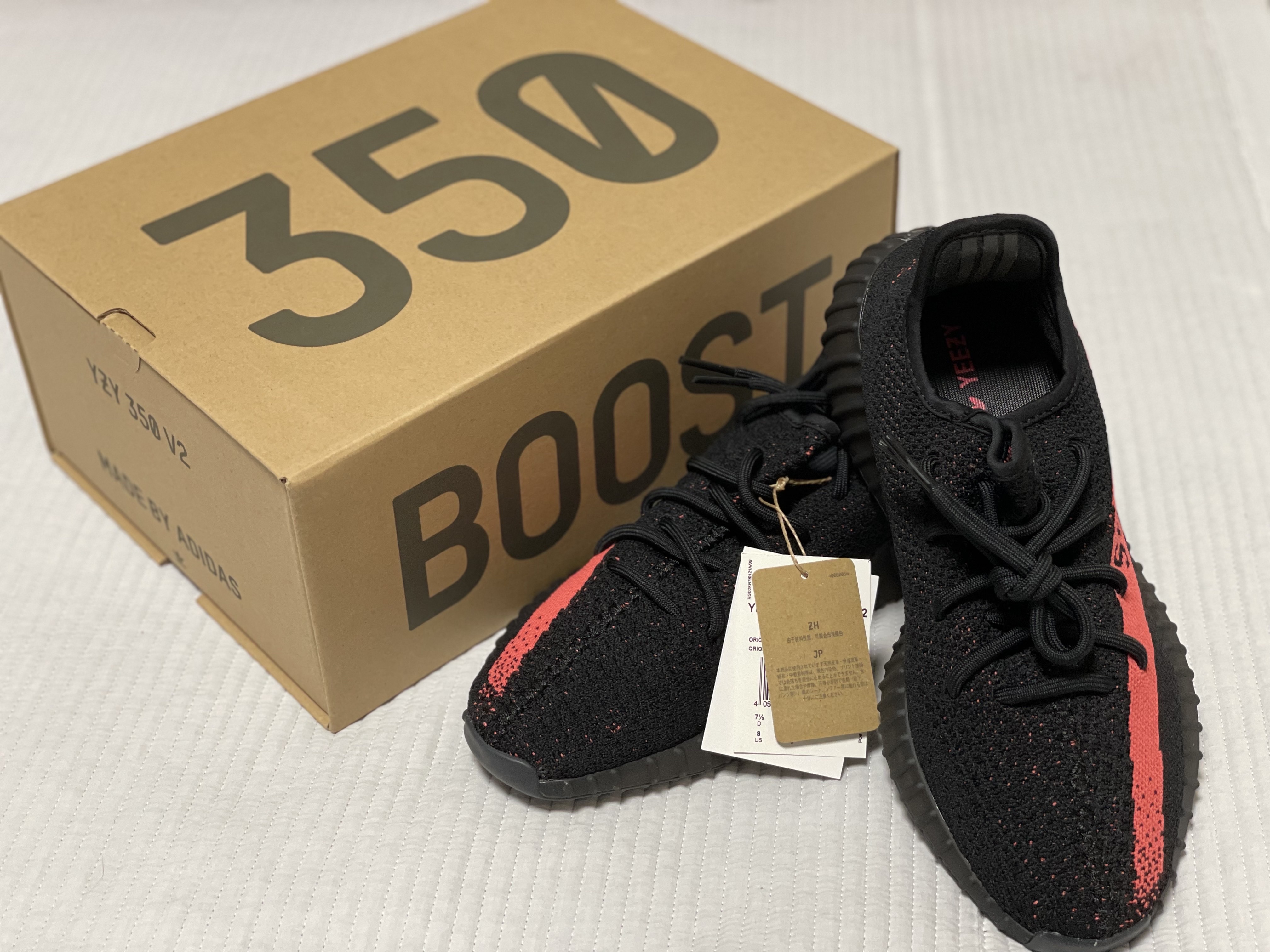 Adidas Yeezy Boost 350 V2 Core Black Red 2022/2023 착용 스타일 - 3