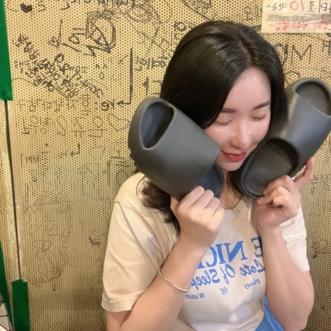 Adidas Yeezy Slide Onyx 착용 스타일 - 1