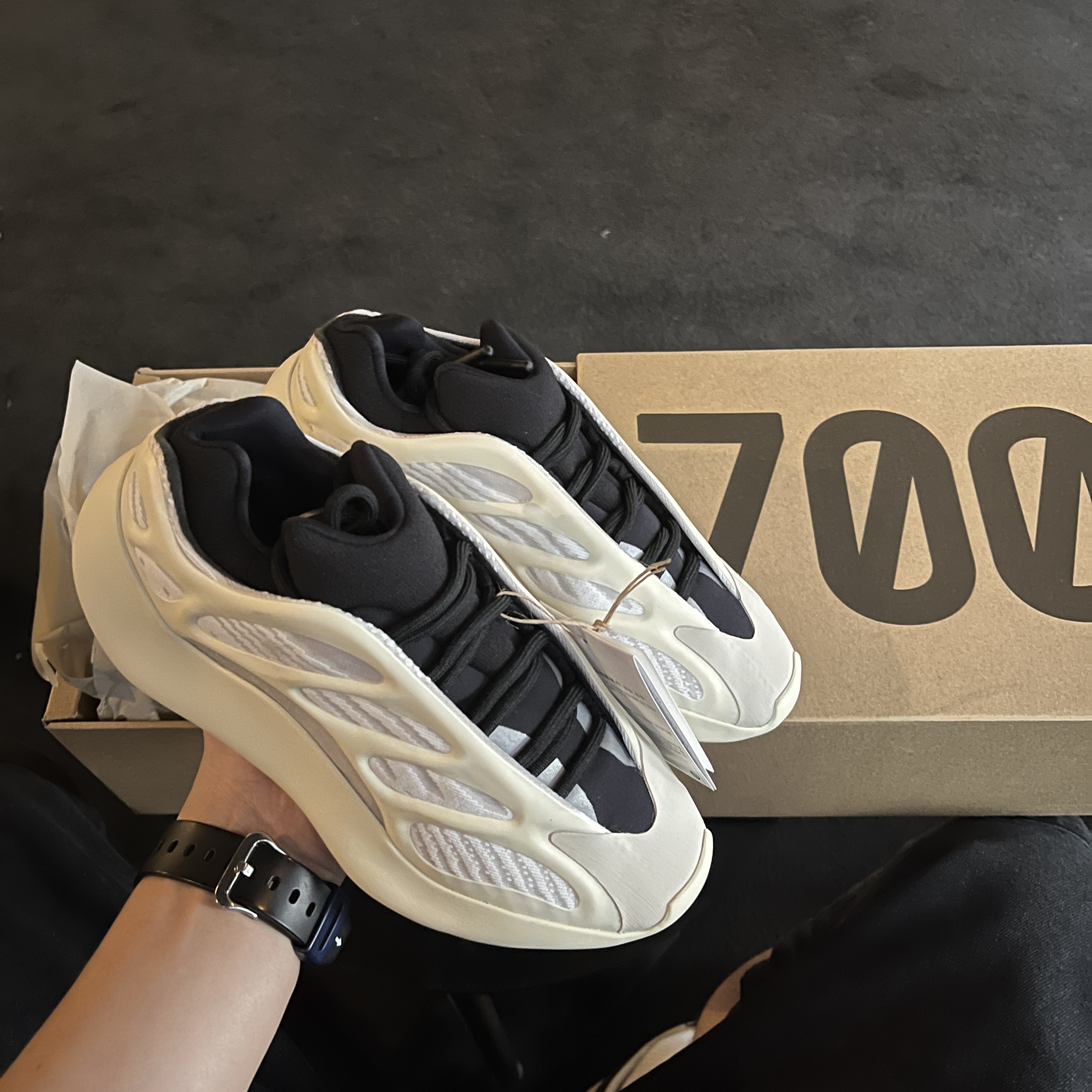Adidas Yeezy 700 V3 Azael 2022/2023 착용 스타일