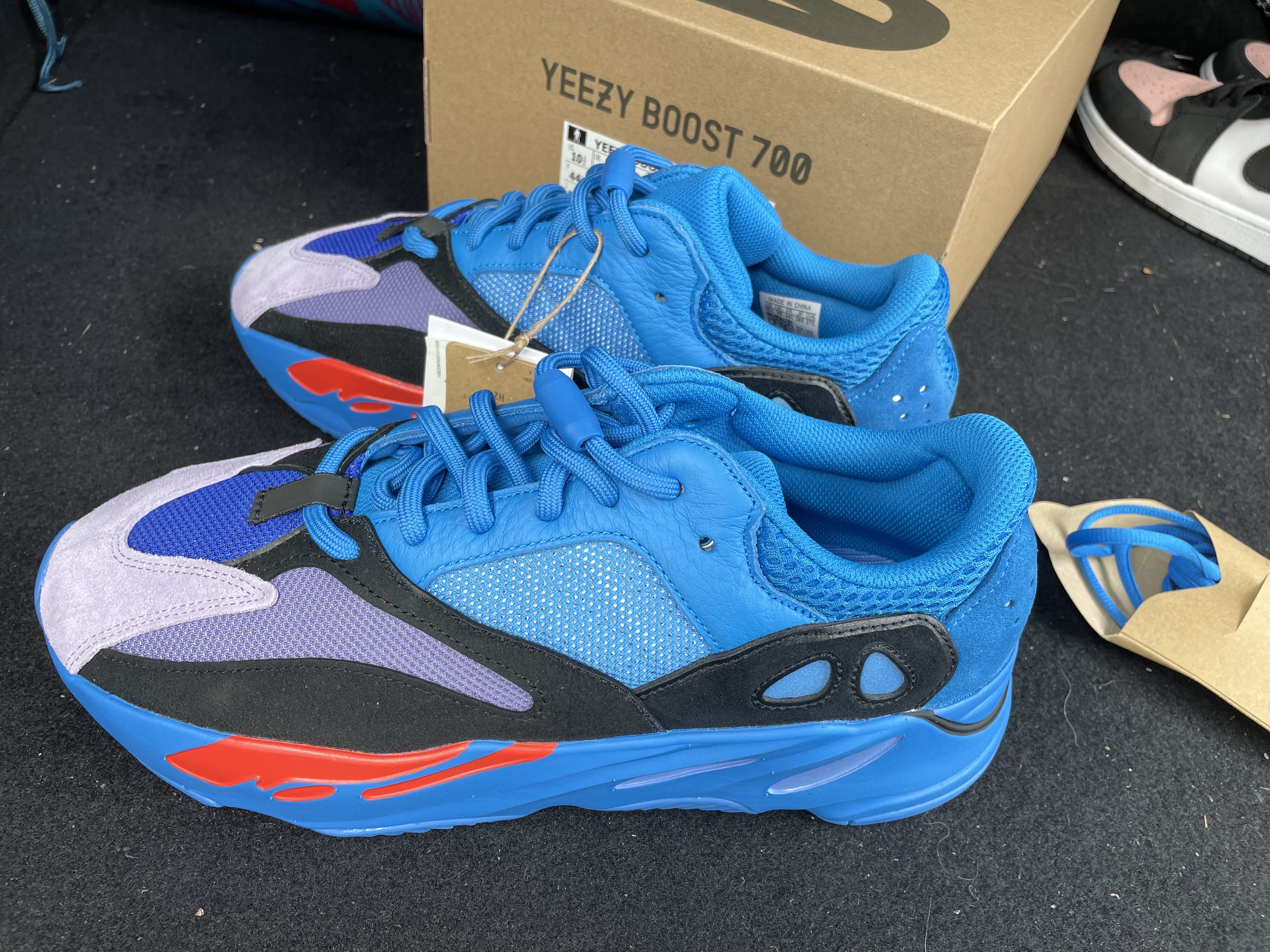 Adidas Yeezy Boost 700 Hi-Res Blue 착용 스타일 - 1