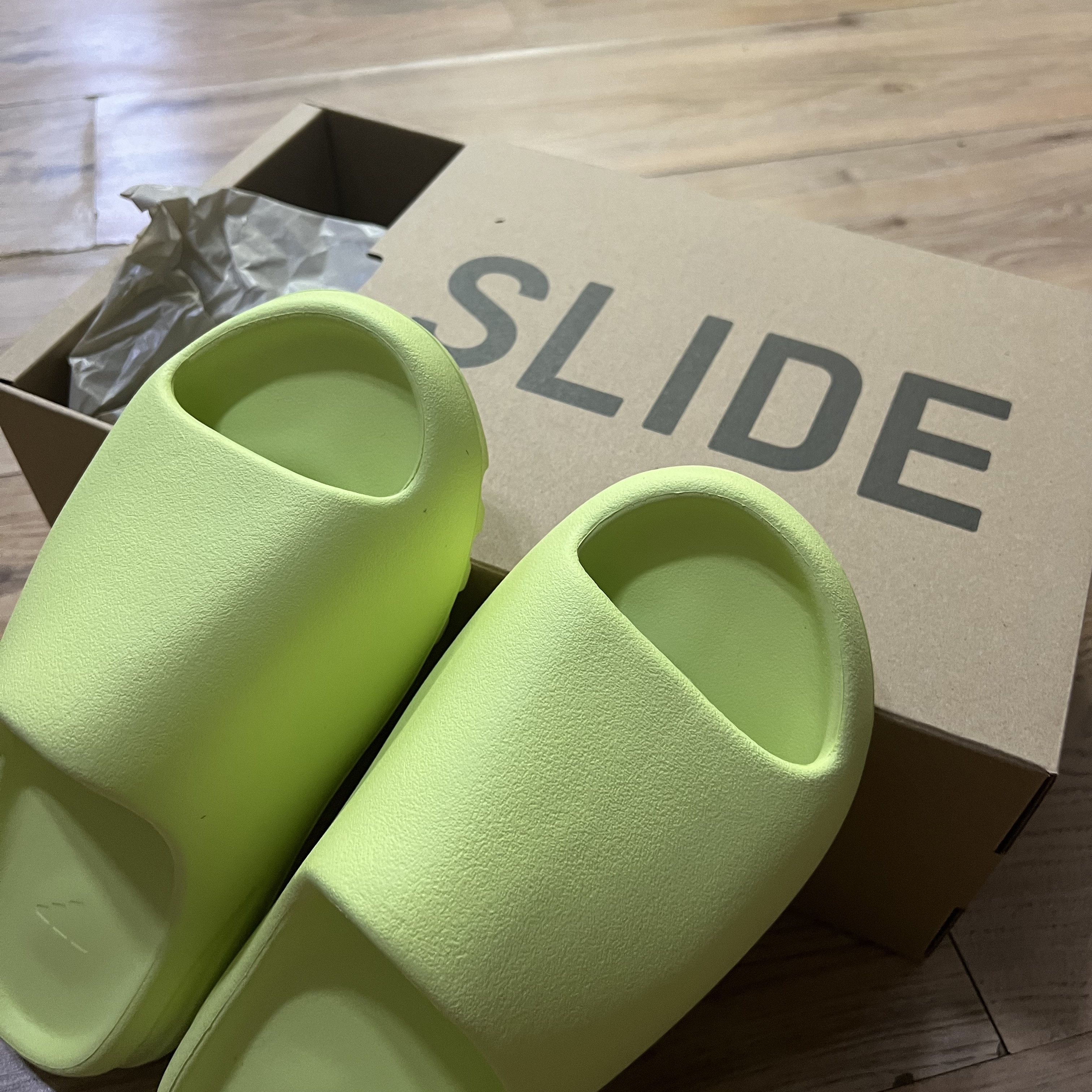 Adidas Yeezy Slide Glow Green 2022/2023 착용 스타일 - 1
