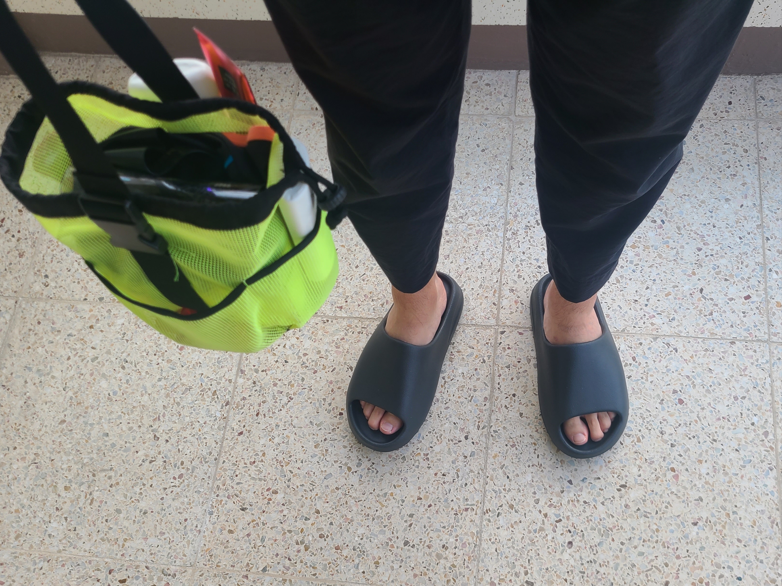 Adidas Yeezy Slide Onyx 착용 스타일 - 2