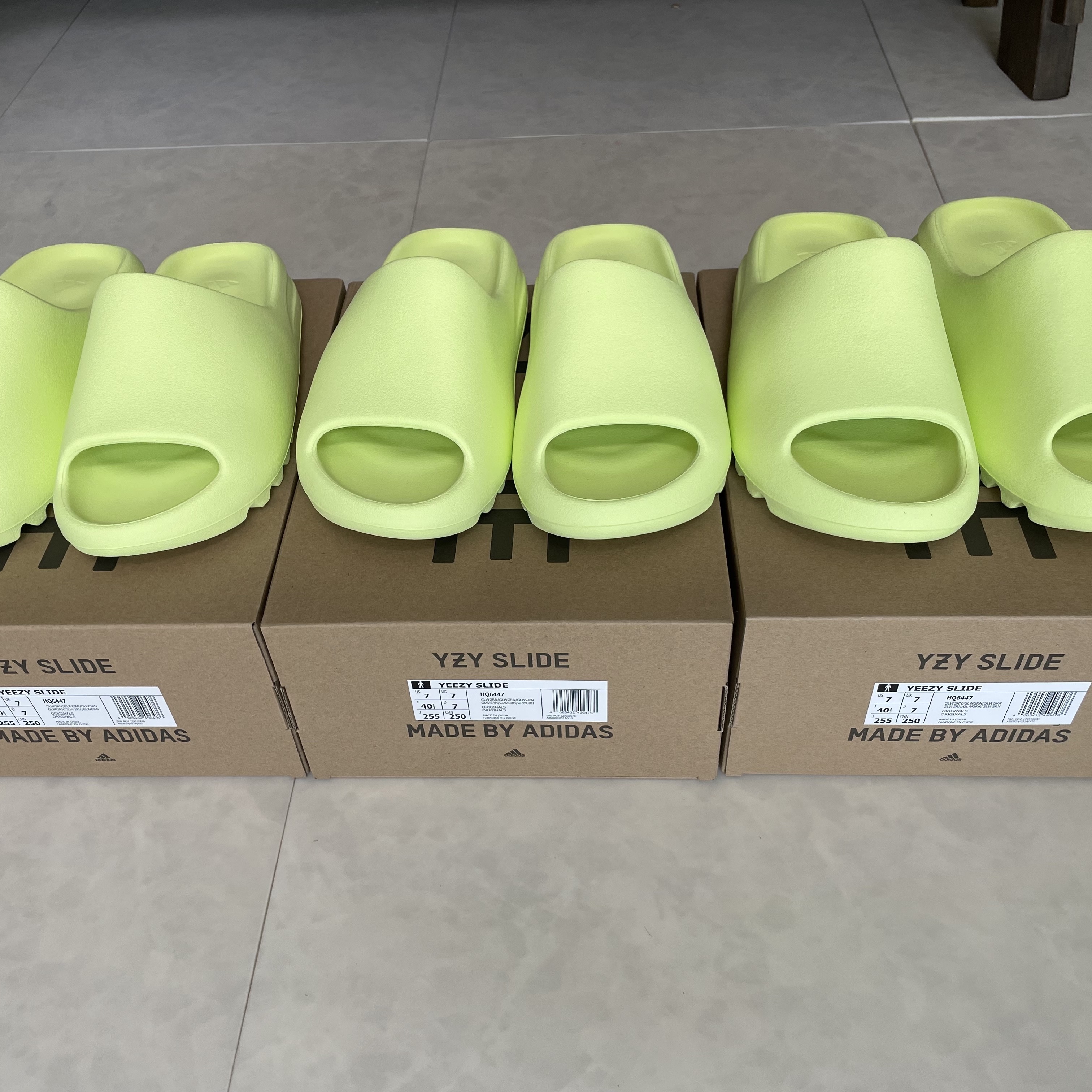 Adidas Yeezy Slide Glow Green 2022/2023 착용 스타일 - 3