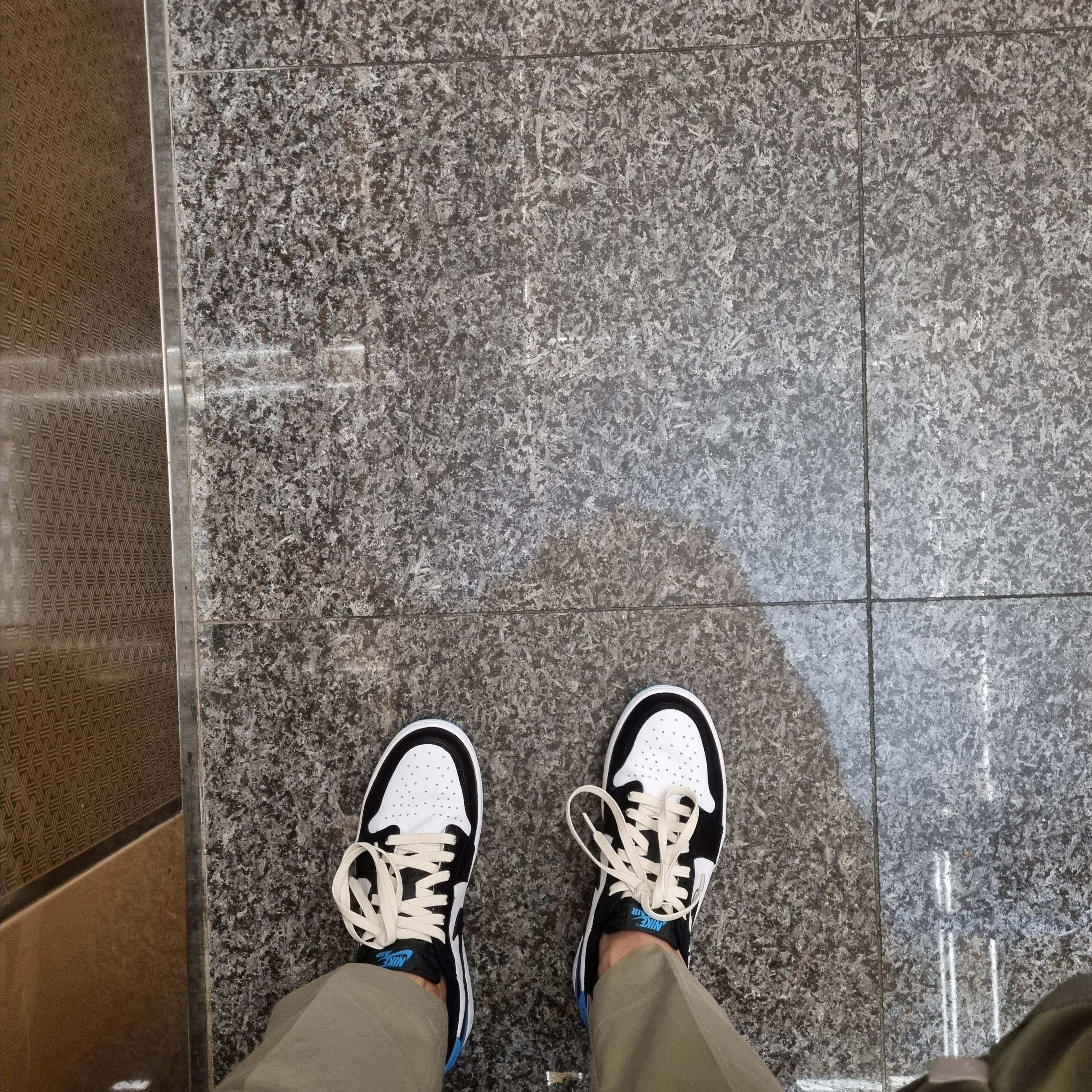 Jordan 1 Retro Low OG Black and Dark Powder Blue 착용 스타일 - 2