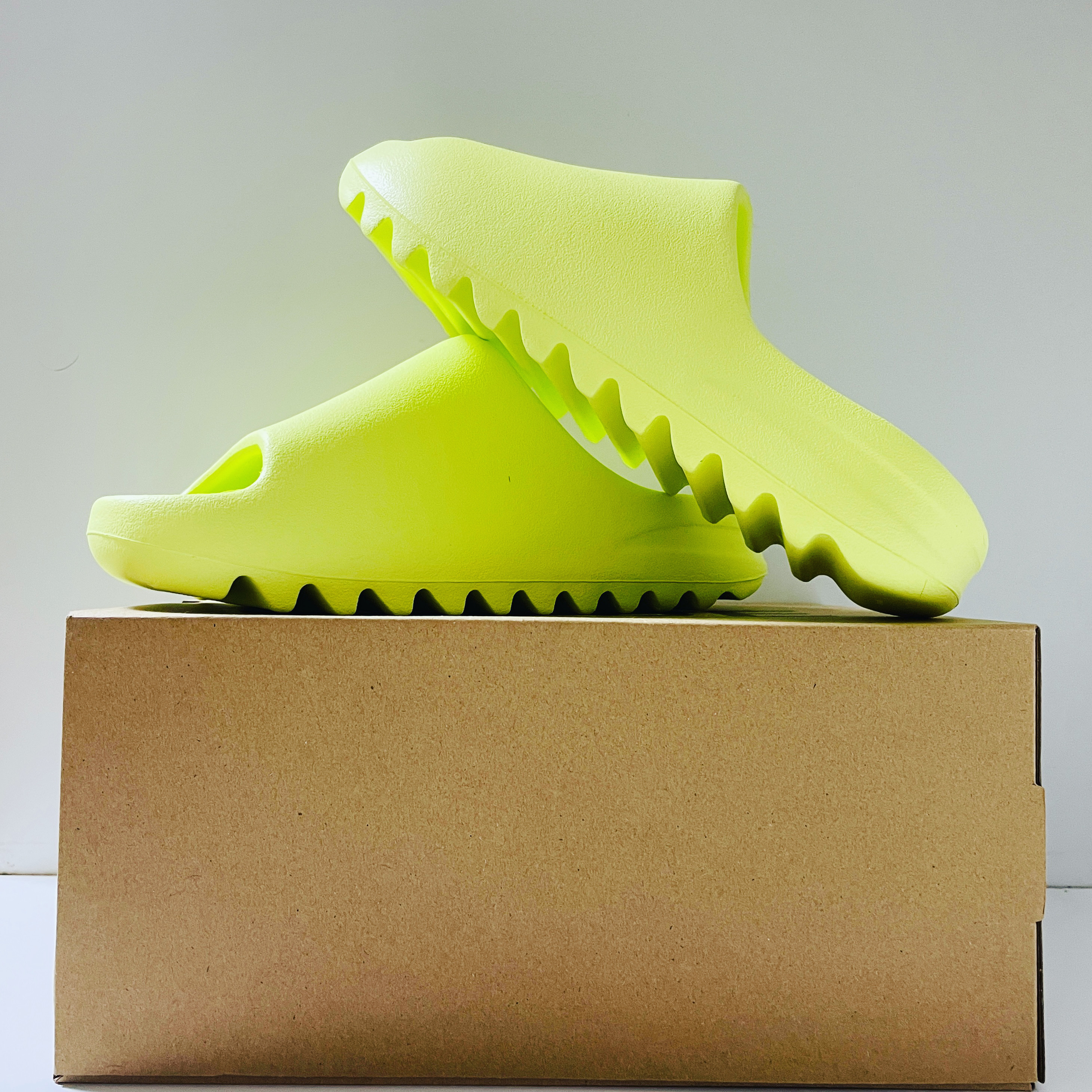 Adidas Yeezy Slide Glow Green 2022/2023 착용 스타일
