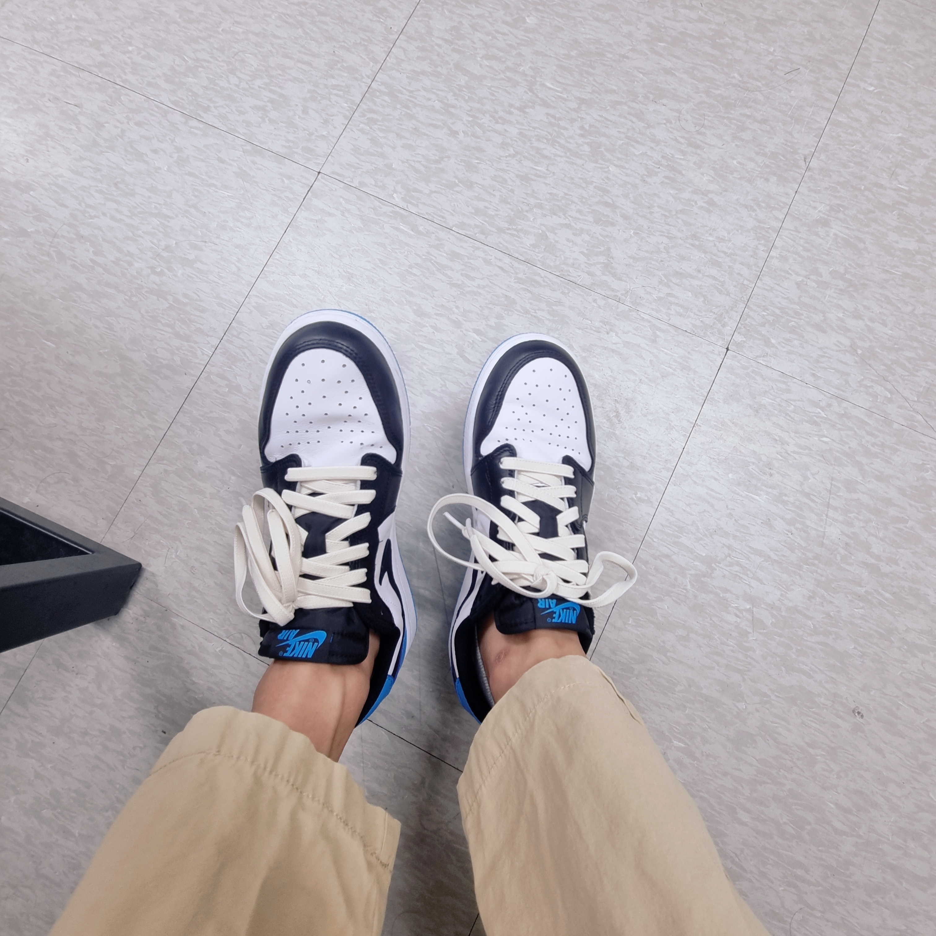 Jordan 1 Retro Low OG Black and Dark Powder Blue 착용 스타일 - 1