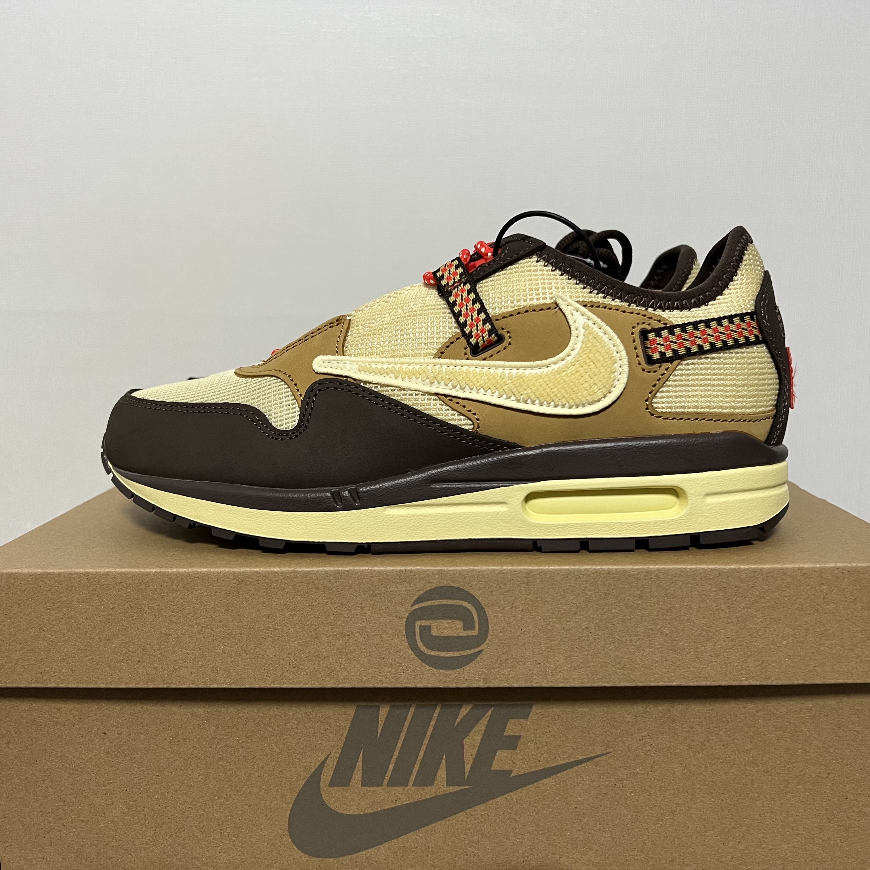 Nike x Travis Scott Air Max 1 Cact.us Brown 착용 스타일 - 3