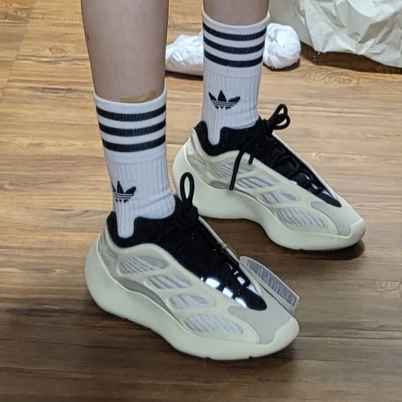 Adidas Yeezy 700 V3 Azael 2022/2023 착용 스타일 - 2