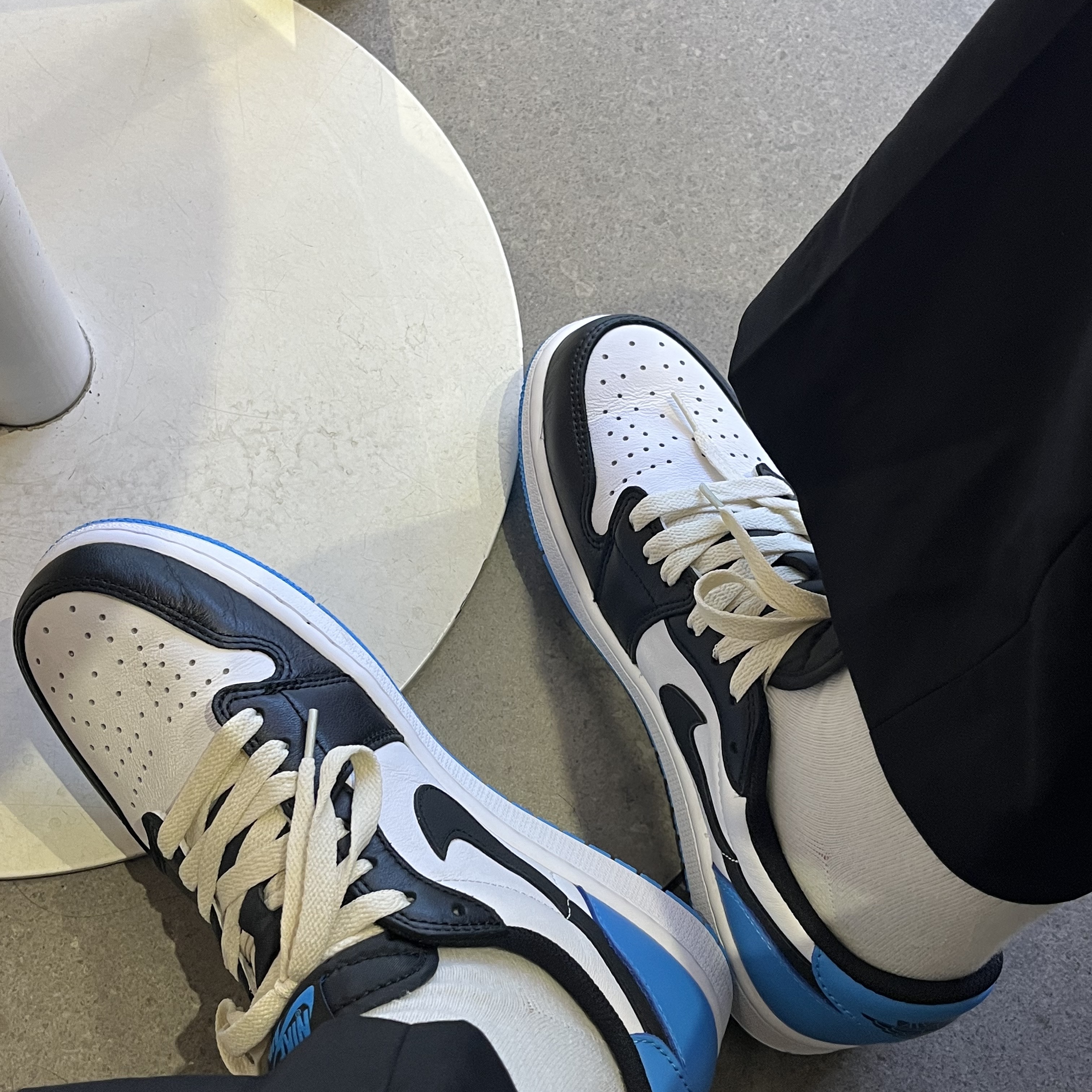 Jordan 1 Retro Low OG Black and Dark Powder Blue 착용 스타일