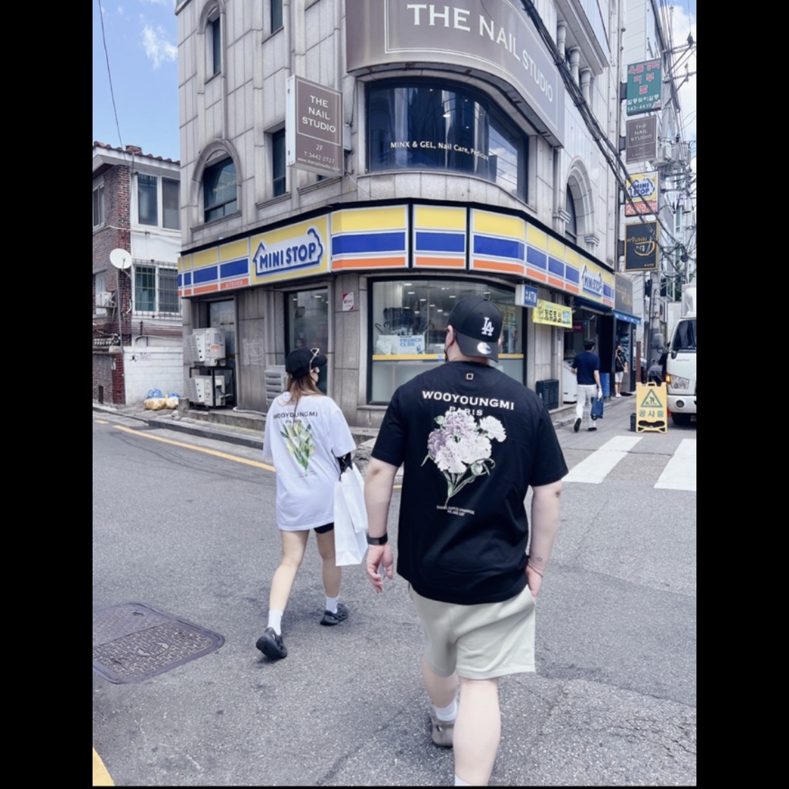 Wooyoungmi Flower Print Back Logo T-Shirt White - 22SS, Wooyoungmi Flower Print Back Logo T-Shirt Black - 21SS 착용 스타일