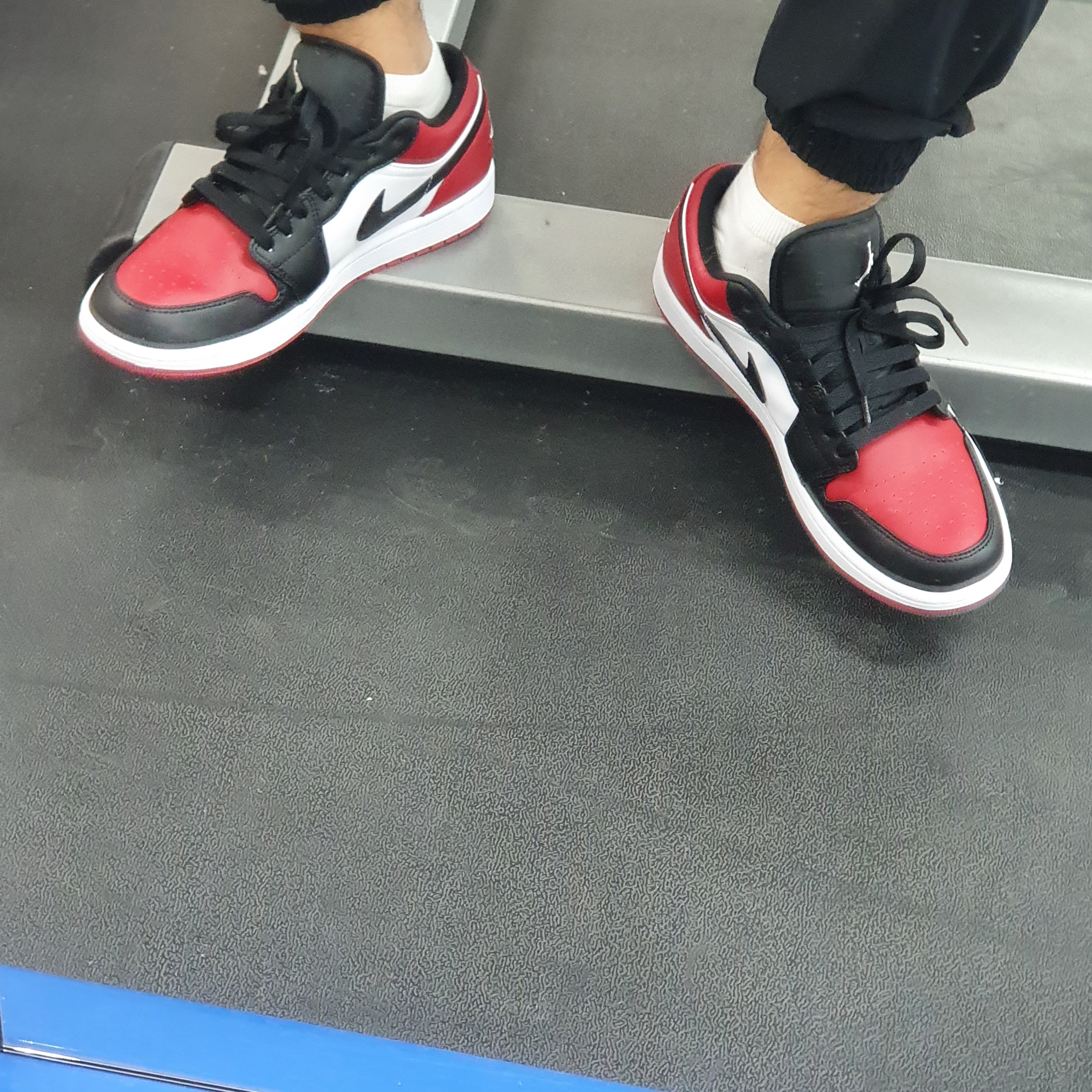 Jordan 1 Low Bred Toe 착용 스타일 - 2