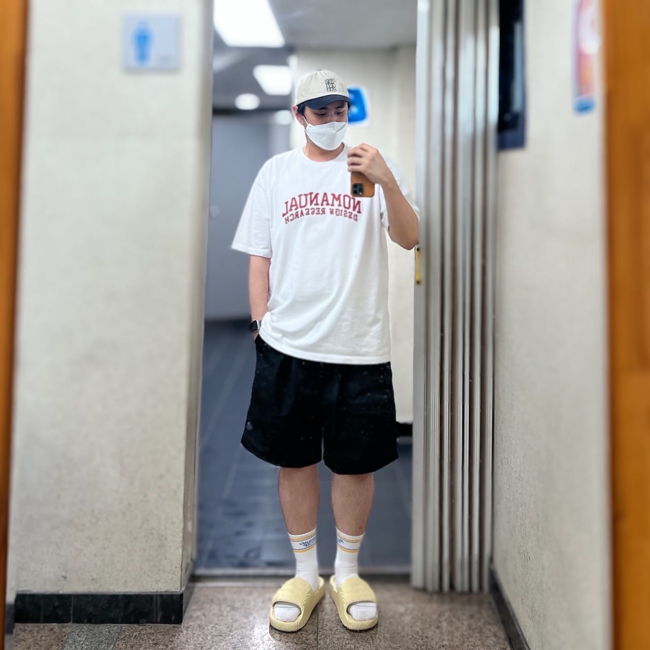 Adidas Adilette 22 Desert Sand 착용 스타일
