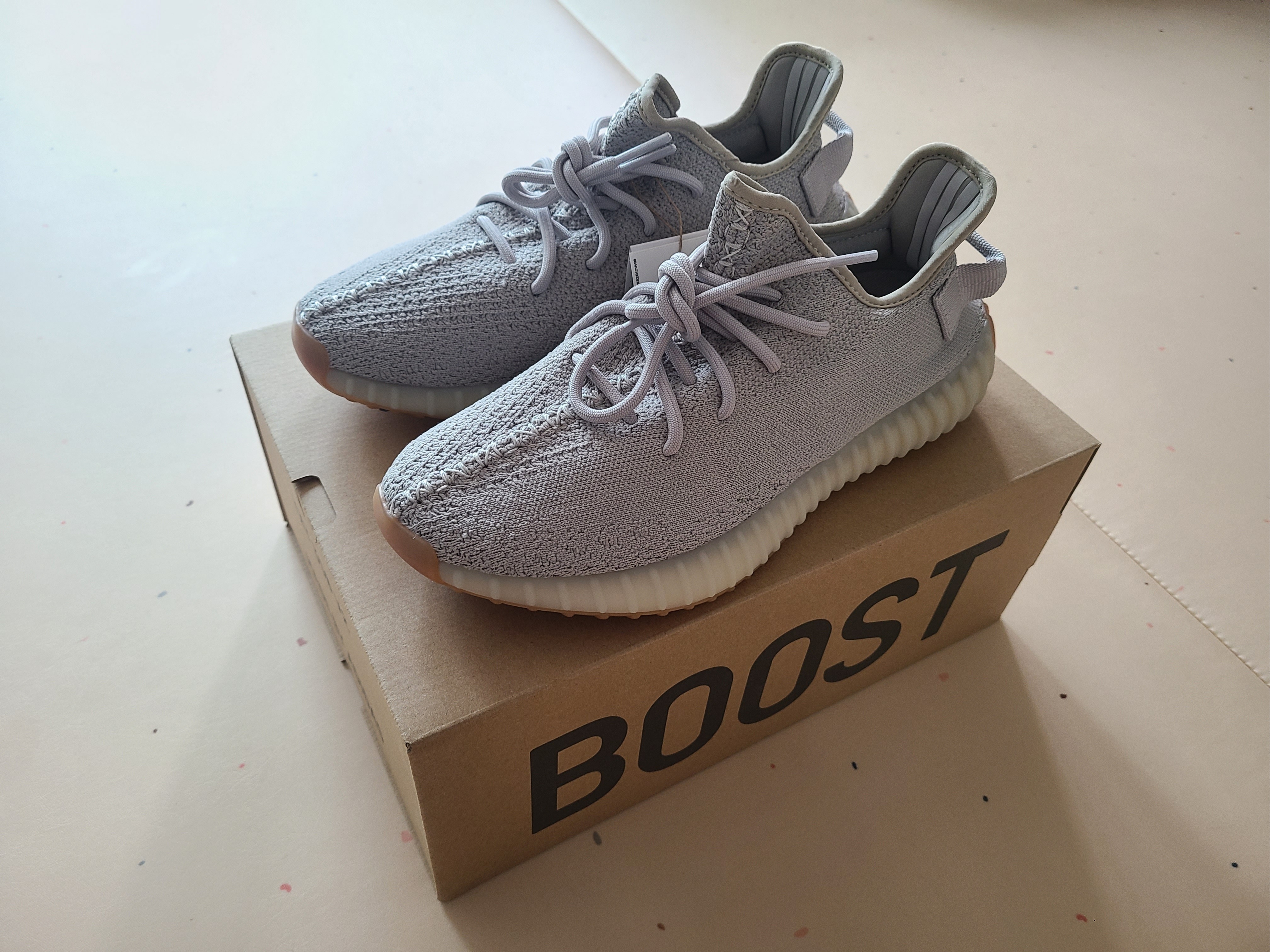 Adidas Yeezy Boost 350 V2 Sesame 2022 착용 스타일 - 4