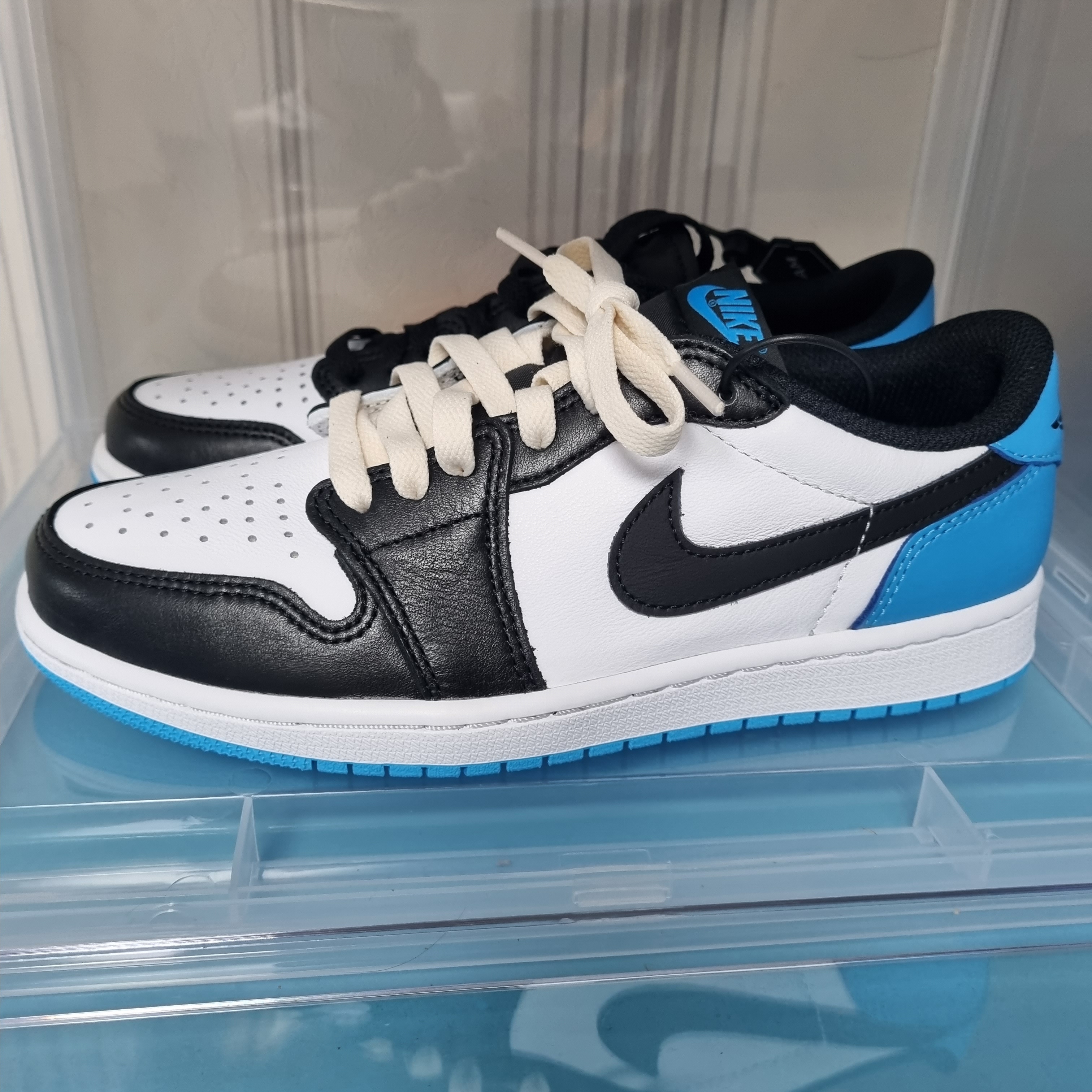 Jordan 1 Retro Low OG Black and Dark Powder Blue 착용 스타일 - 1