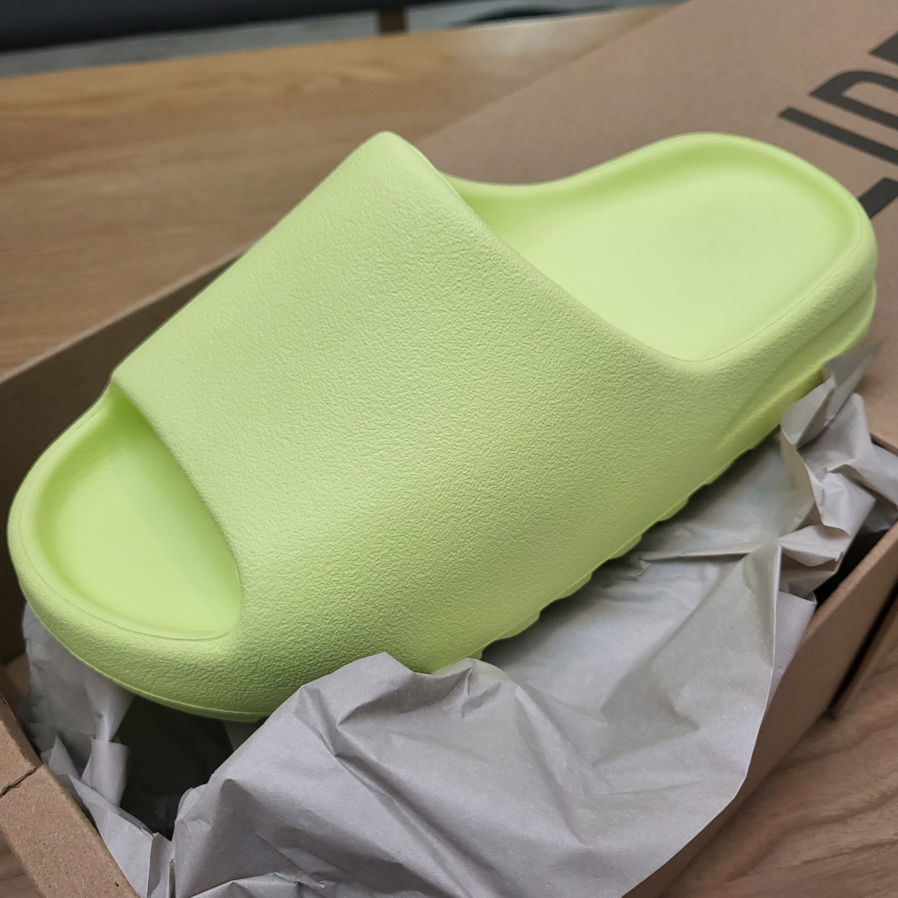 Adidas Yeezy Slide Glow Green 2022/2023 착용 스타일 - 1