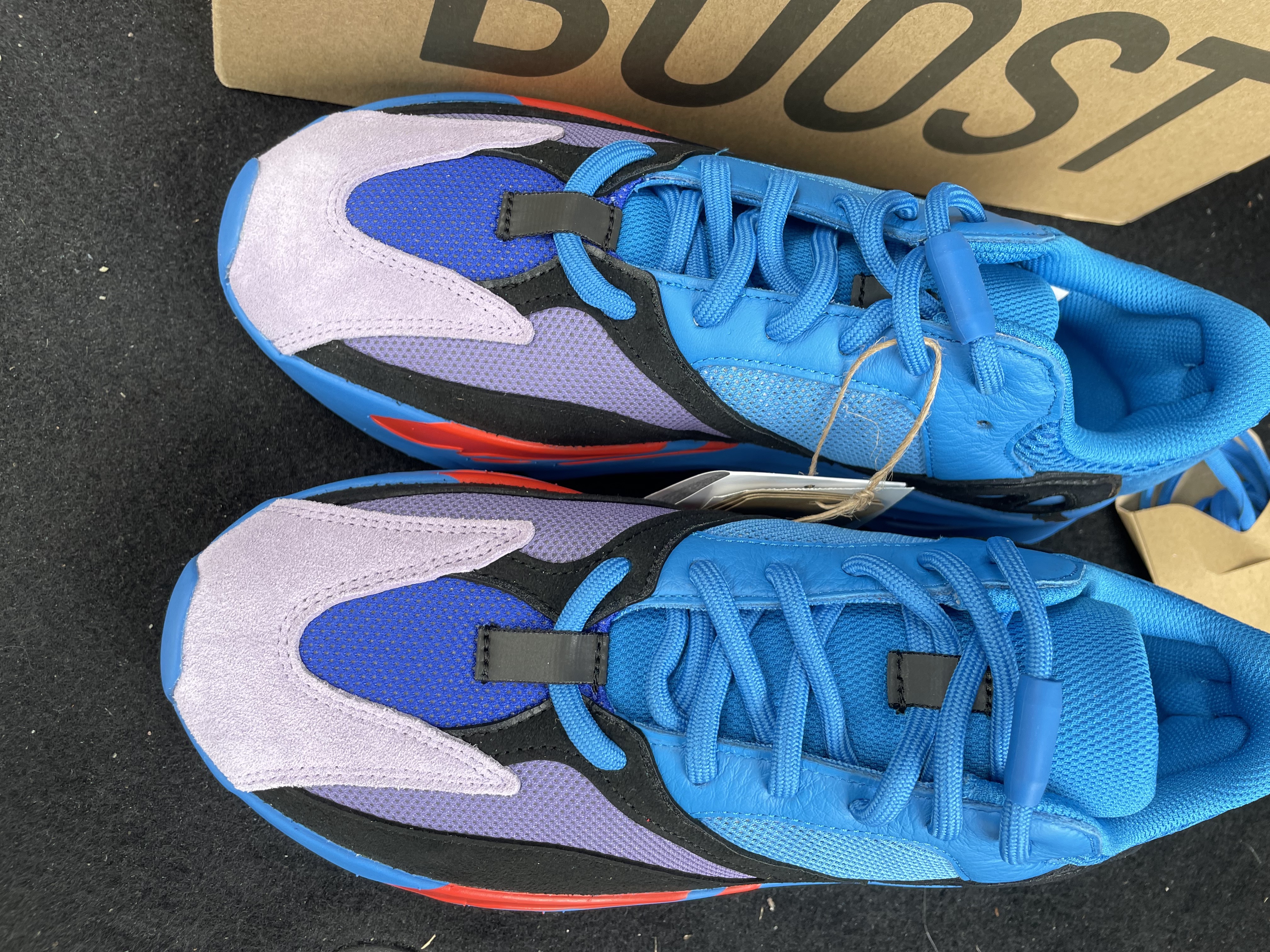 Adidas Yeezy Boost 700 Hi-Res Blue 착용 스타일 - 2