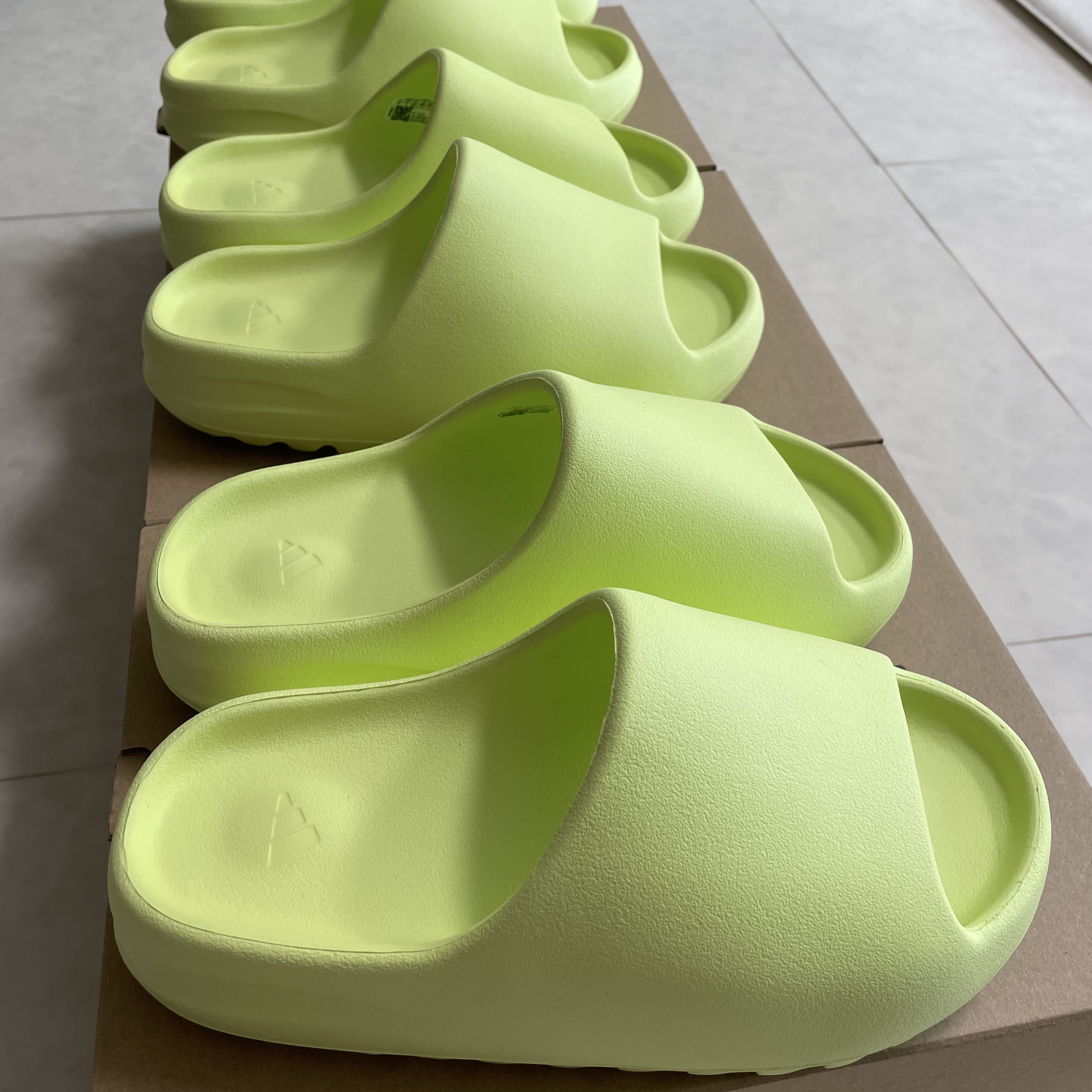 Adidas Yeezy Slide Glow Green 2022/2023 착용 스타일 - 1