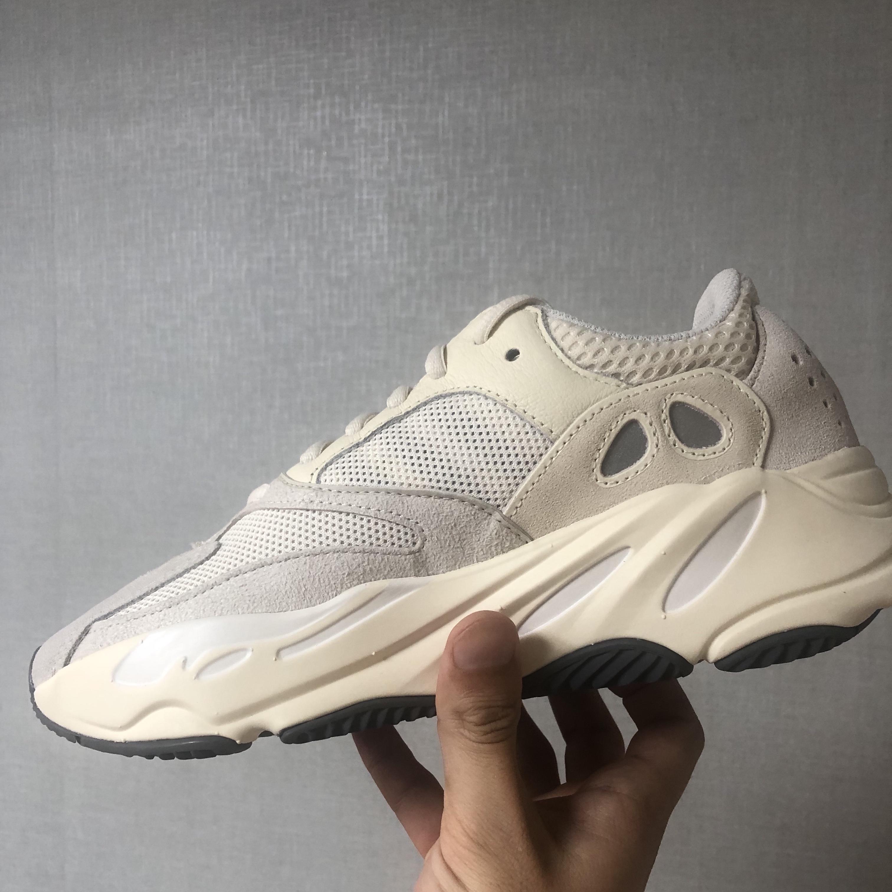 Adidas Yeezy Boost 700 Analog 2022/2023 착용 스타일