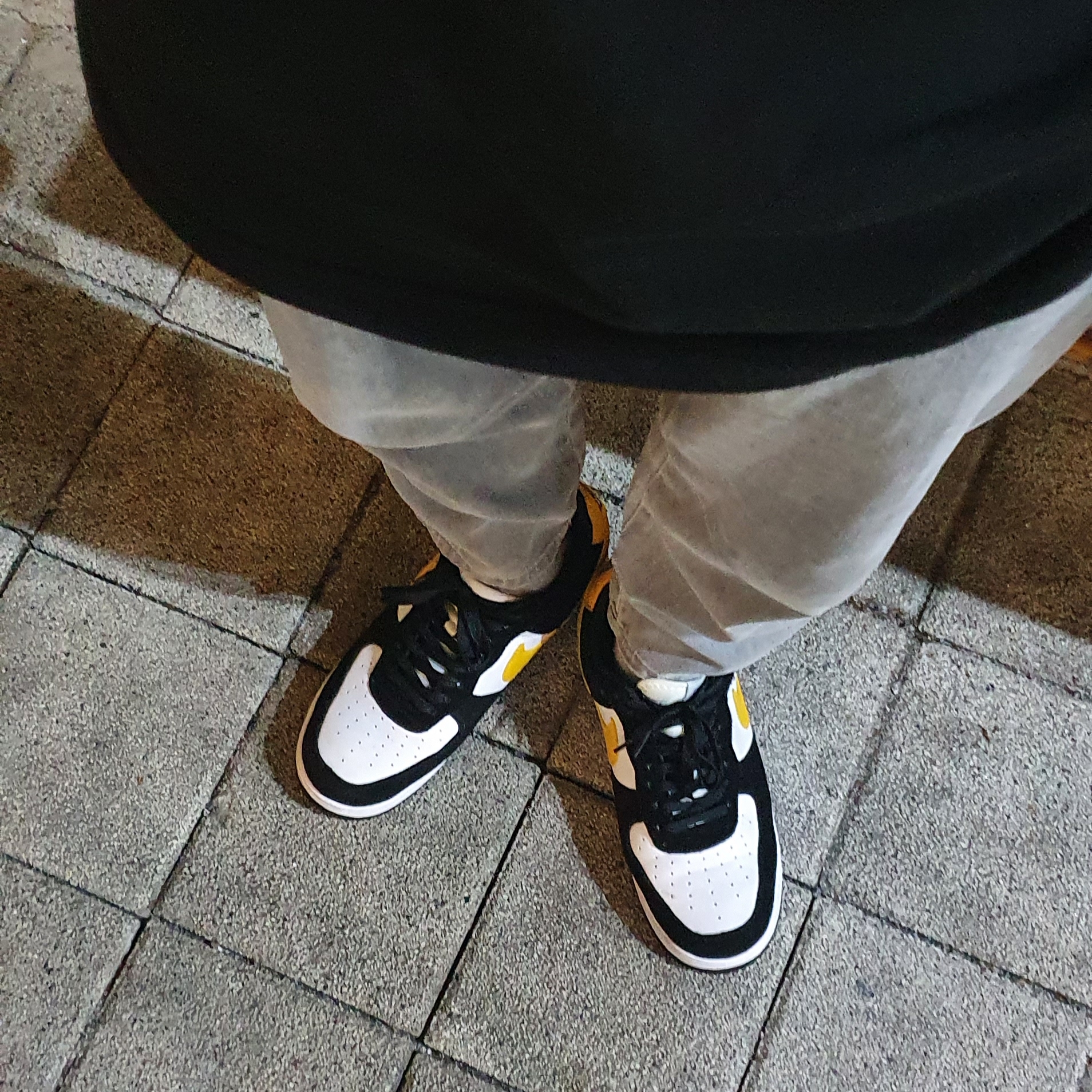 Nike Air Force 1 '07 LV8 Athletic Club Black Dark Sulfur 착용 스타일