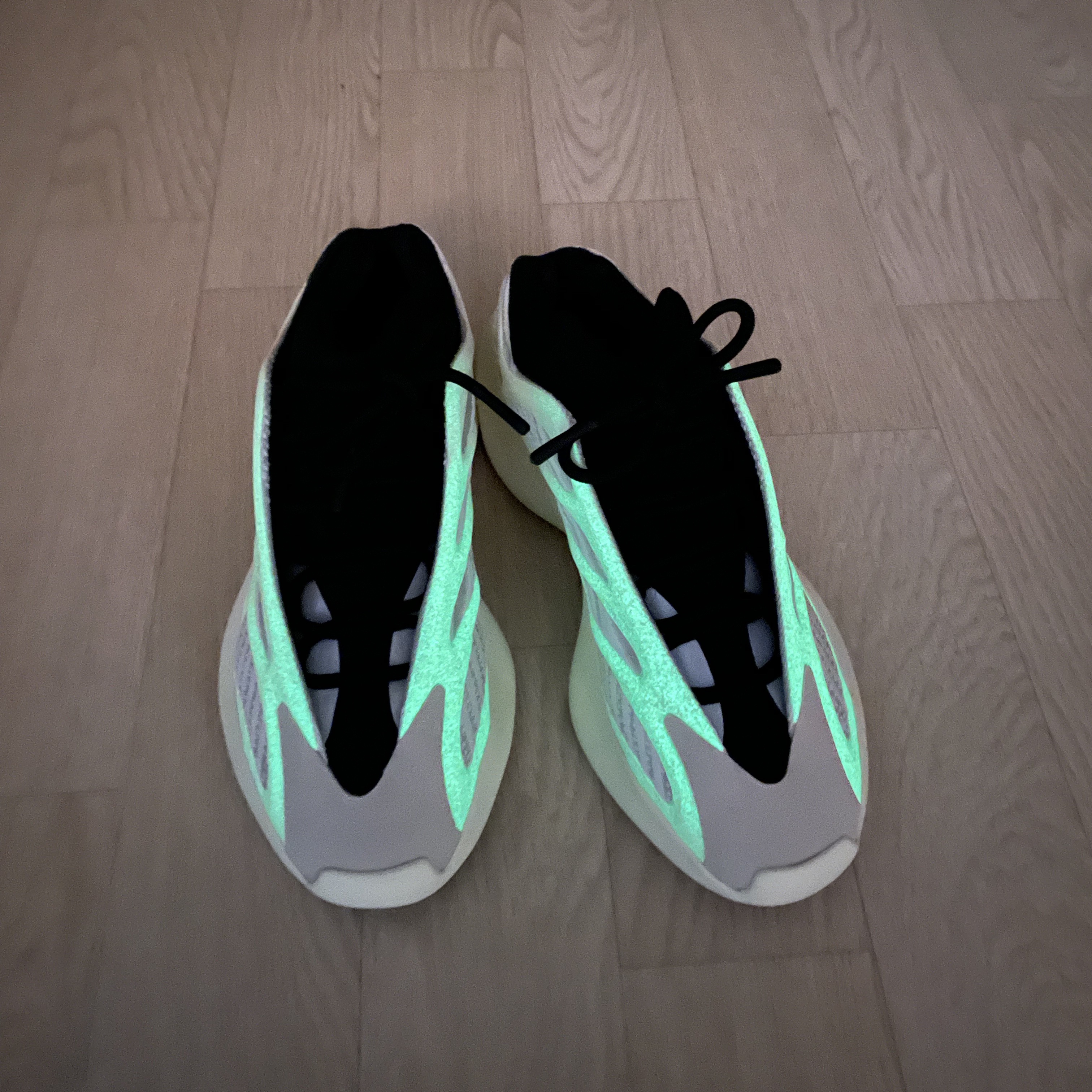 Adidas Yeezy 700 V3 Azael 2022/2023 착용 스타일 - 2