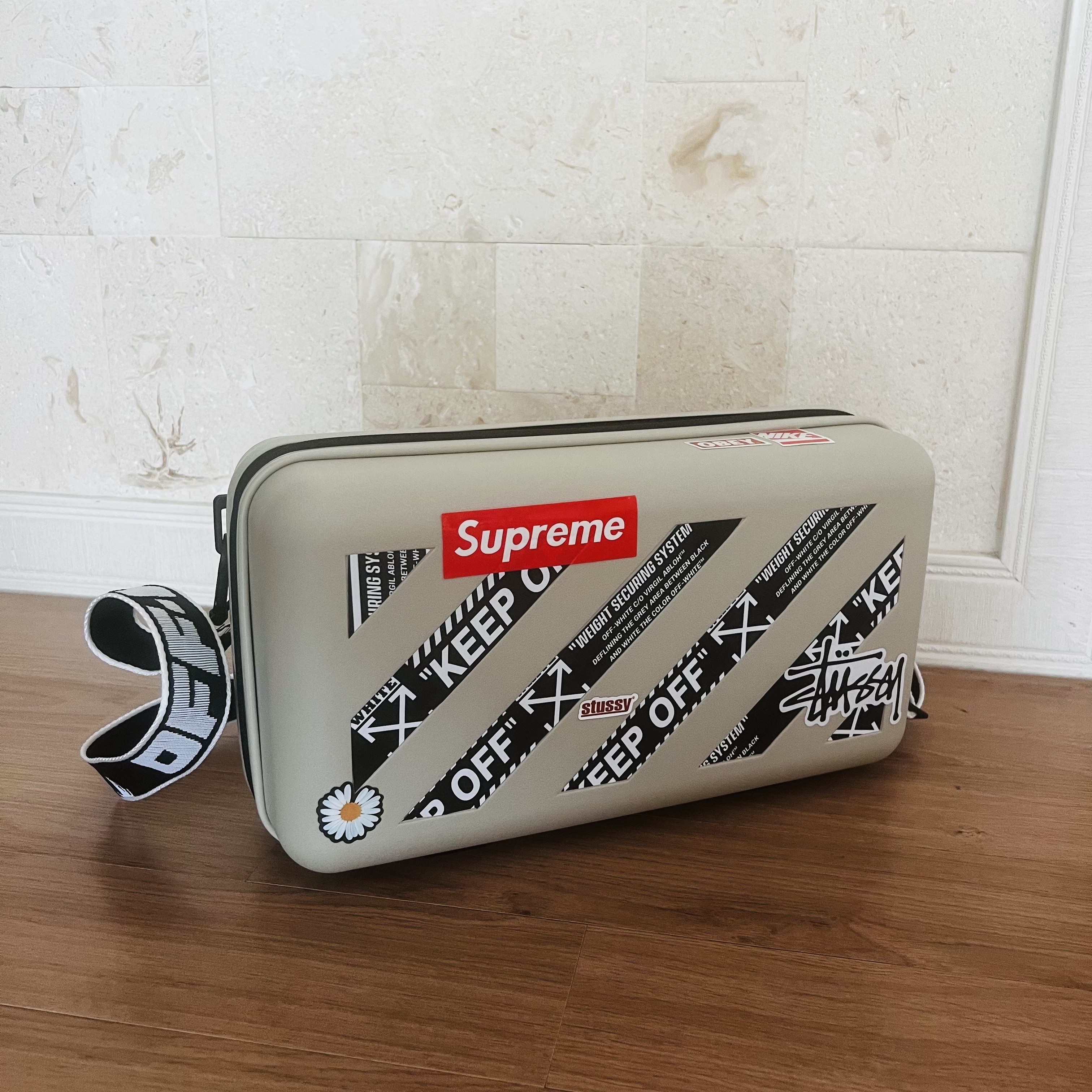 Off-White x Amore Pacific Protection Box (Without Cosmetics) 착용 스타일 - 1
