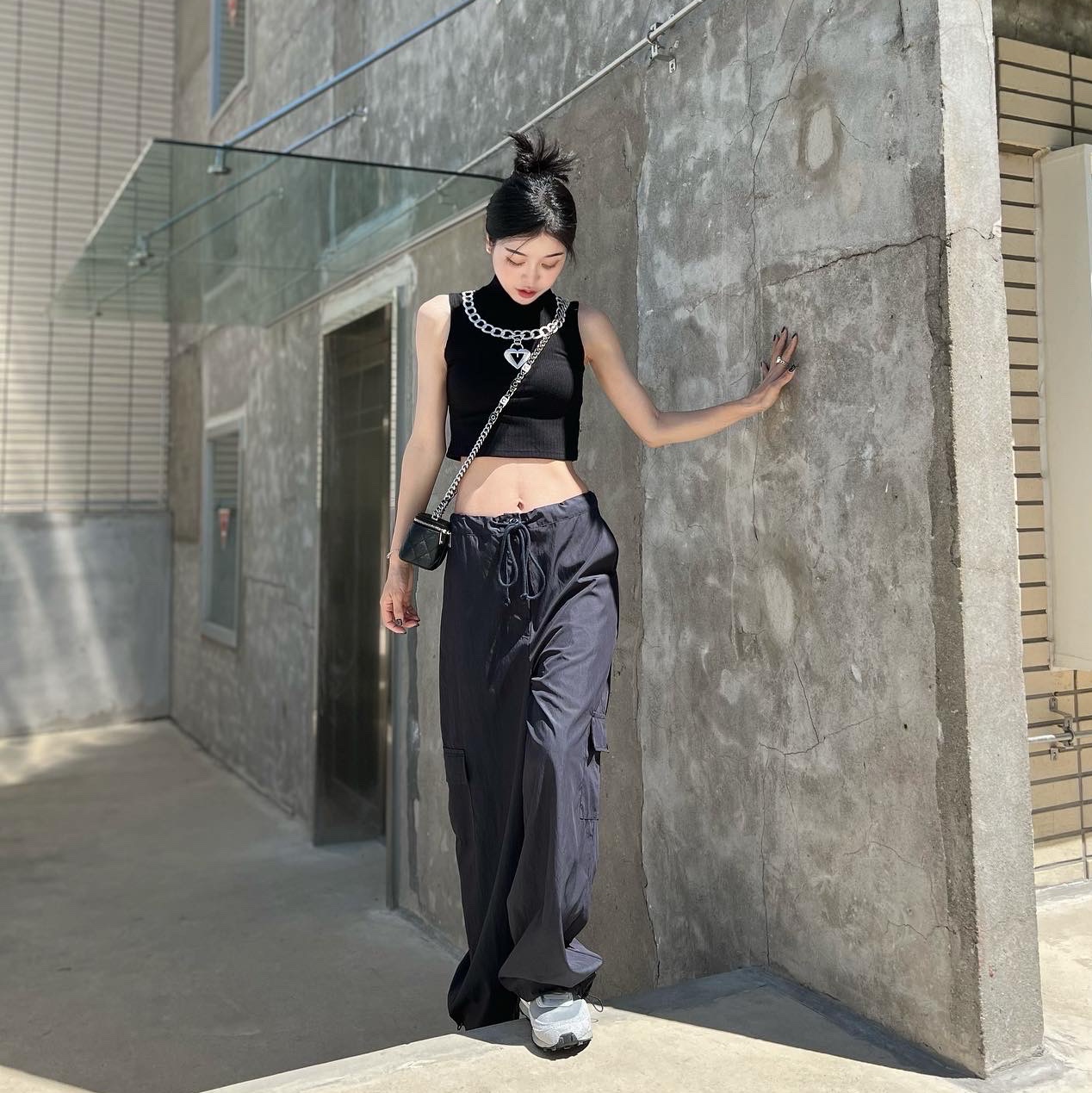 Nike x Sacai x Fragment LDWaffle Light Smoke Grey, Chanel Small Classic Vanity with Chain Grained Calfskin & Gold Black (Inside Mirror) 착용 스타일 - 1
