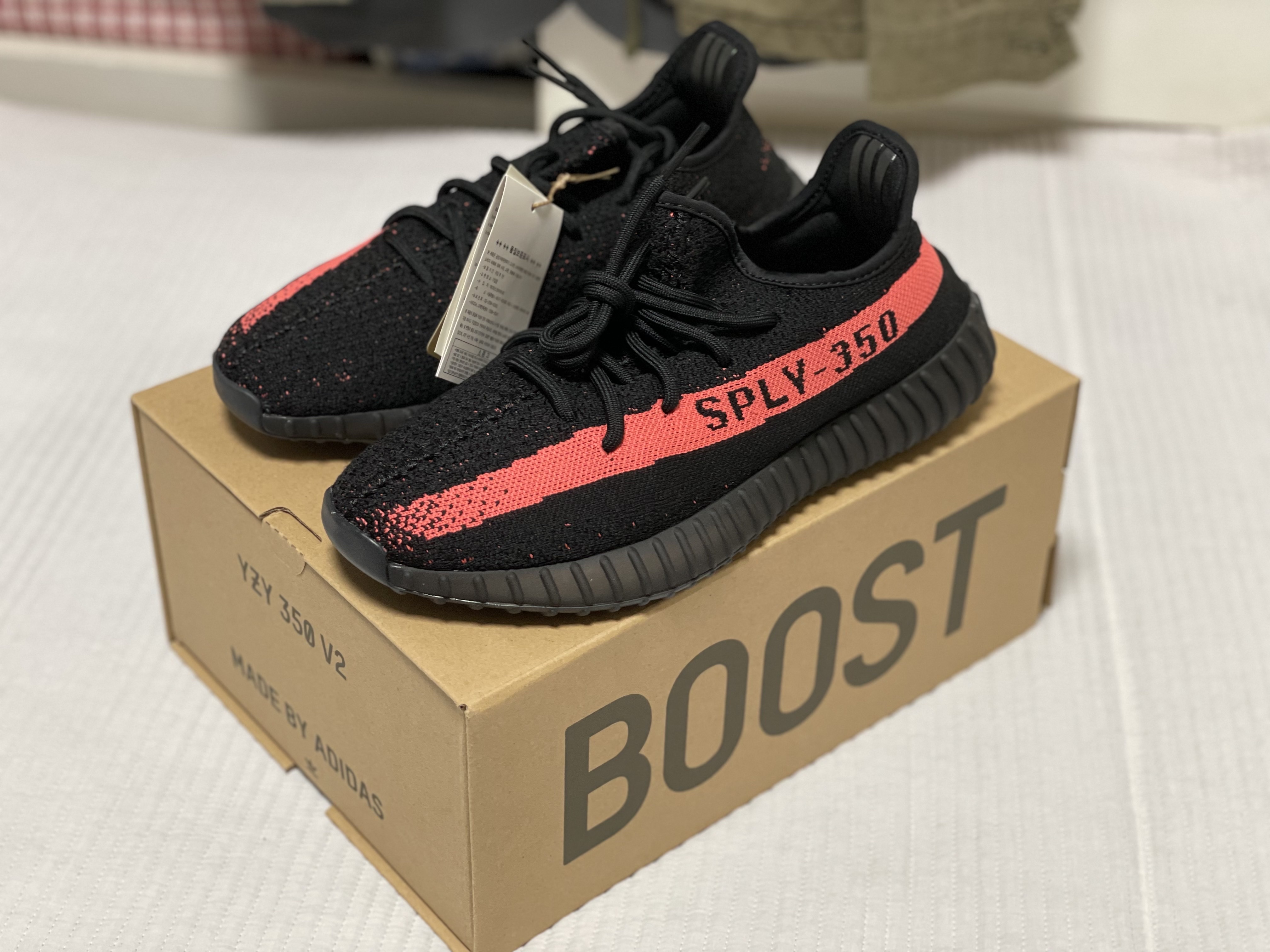 Adidas Yeezy Boost 350 V2 Core Black Red 2022/2023 착용 스타일 - 2
