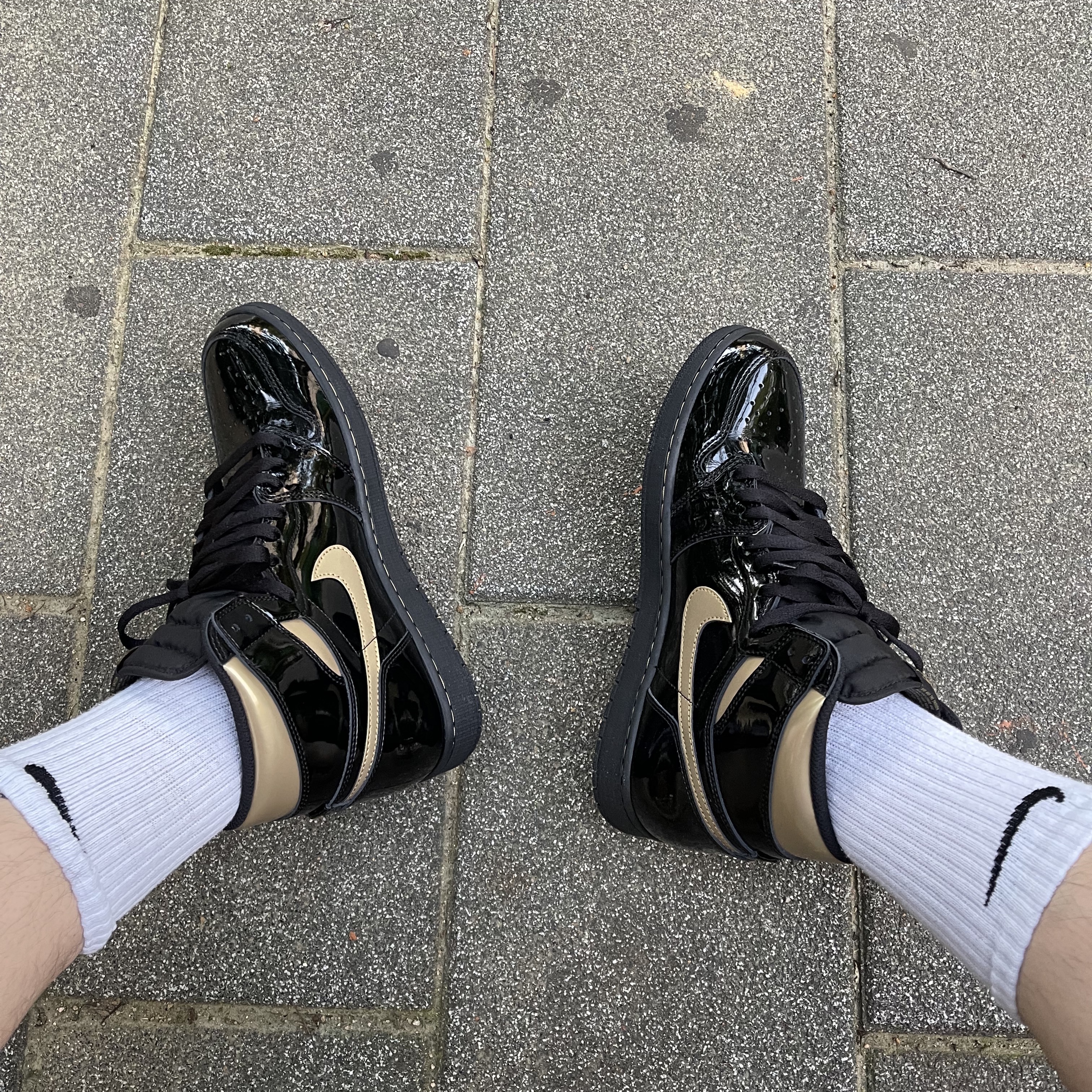 Jordan 1 Retro High OG Metallic Gold 착용 스타일 - 2
