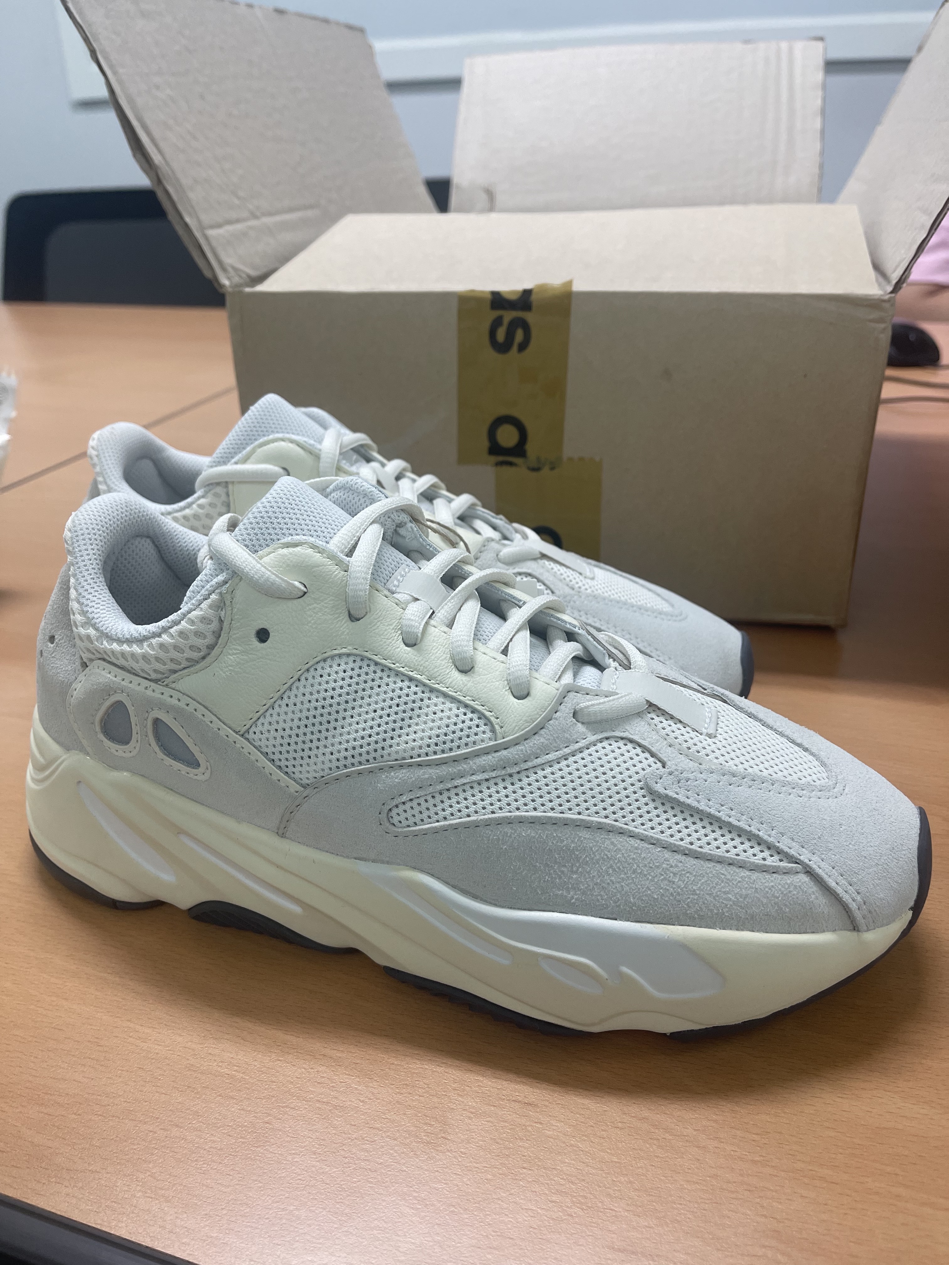 Adidas Yeezy Boost 700 Analog 2022/2023 착용 스타일 - 1