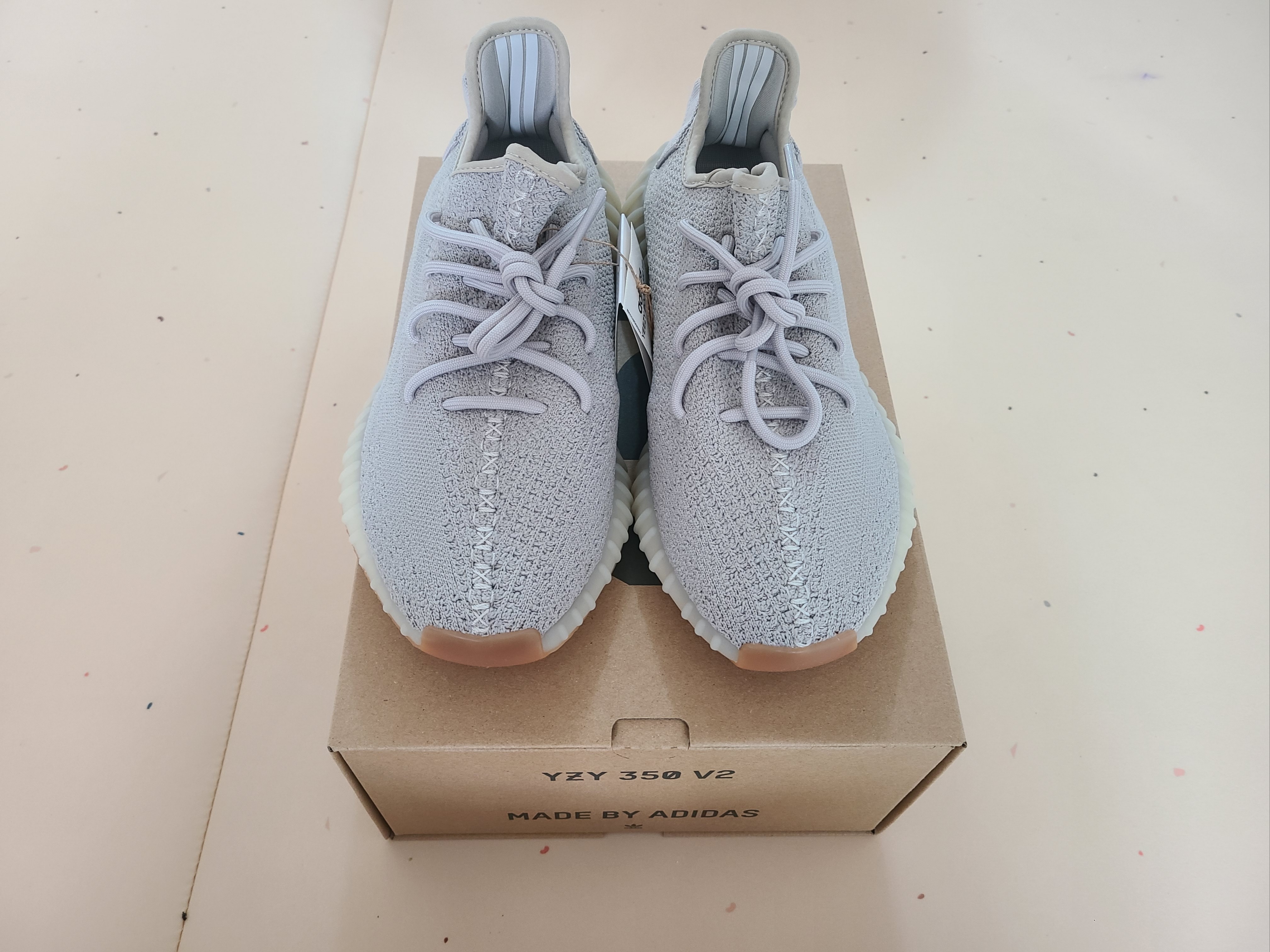 Adidas Yeezy Boost 350 V2 Sesame 2022 착용 스타일 - 3