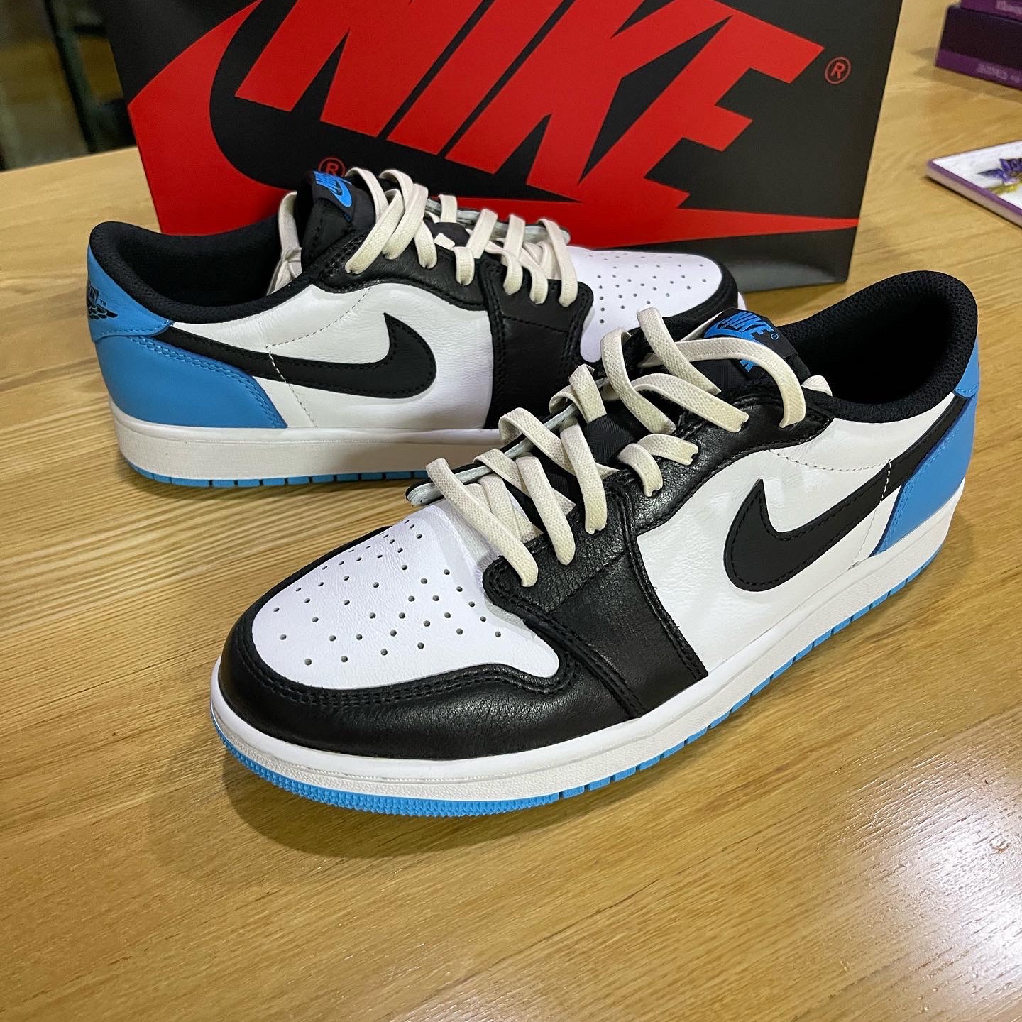 Jordan 1 Retro Low OG Black and Dark Powder Blue 착용 스타일 - 3