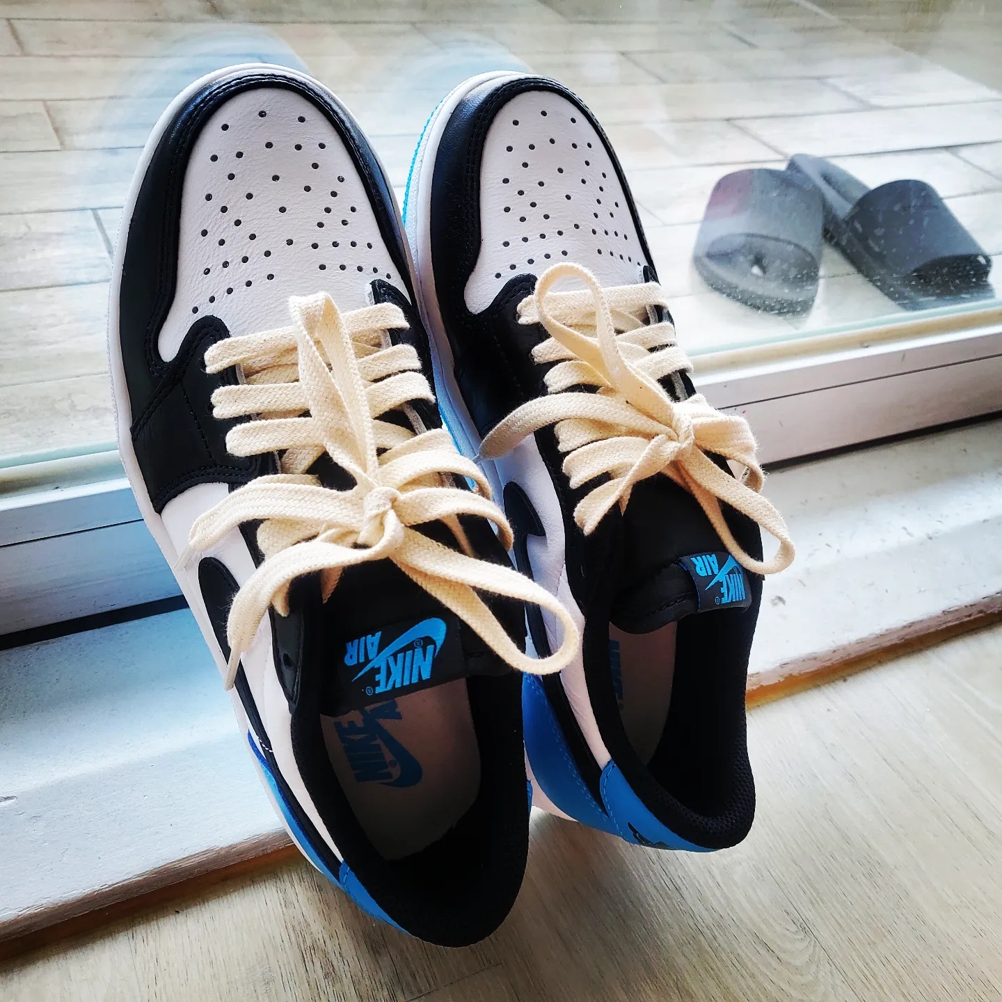 Jordan 1 Retro Low OG Black and Dark Powder Blue 착용 스타일 - 3