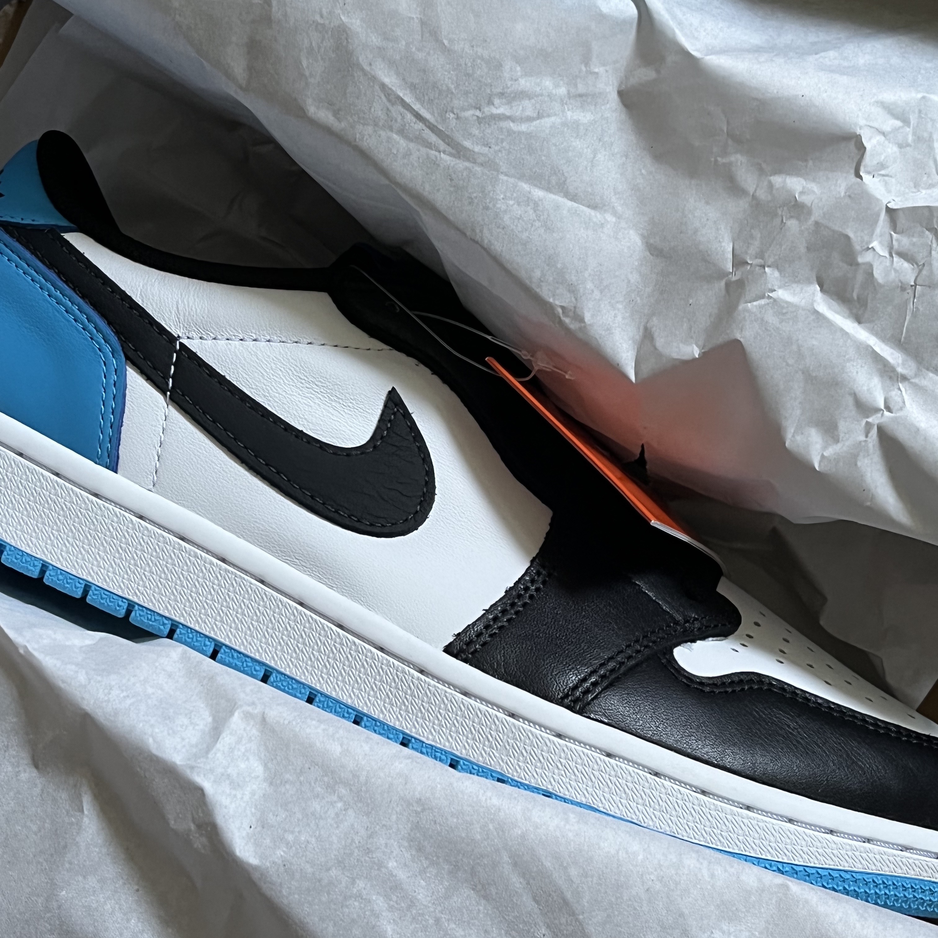 Jordan 1 Retro Low OG Black and Dark Powder Blue 착용 스타일