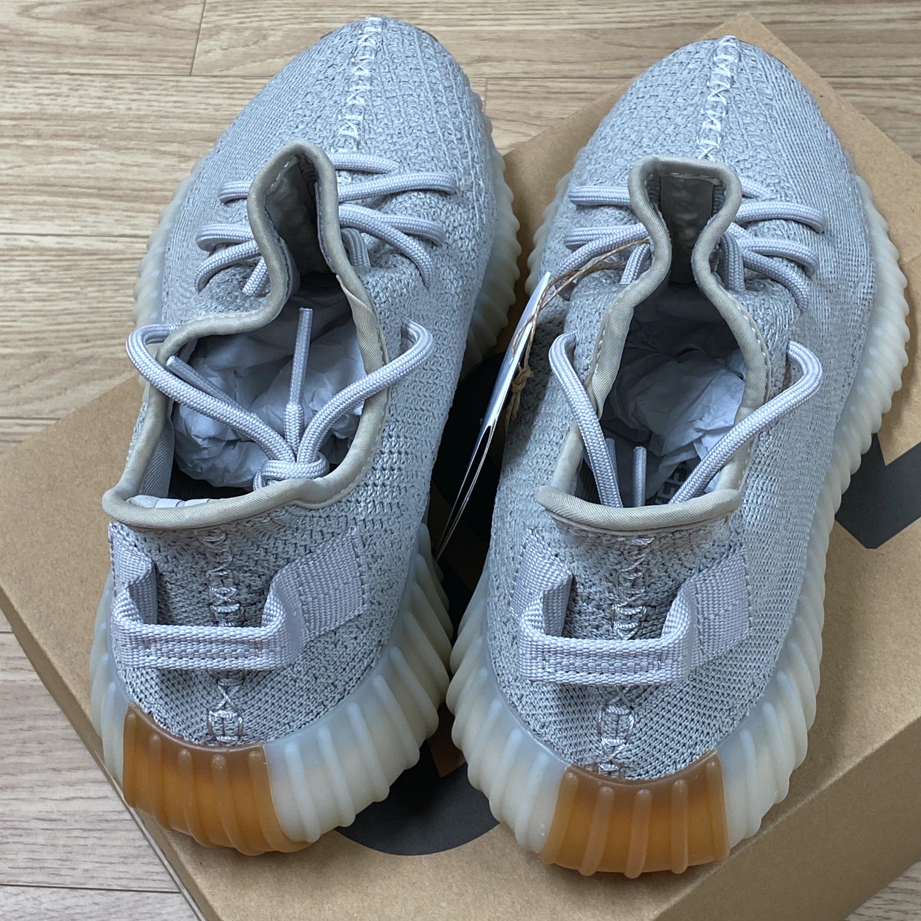 Adidas Yeezy Boost 350 V2 Sesame 2022 착용 스타일 - 3
