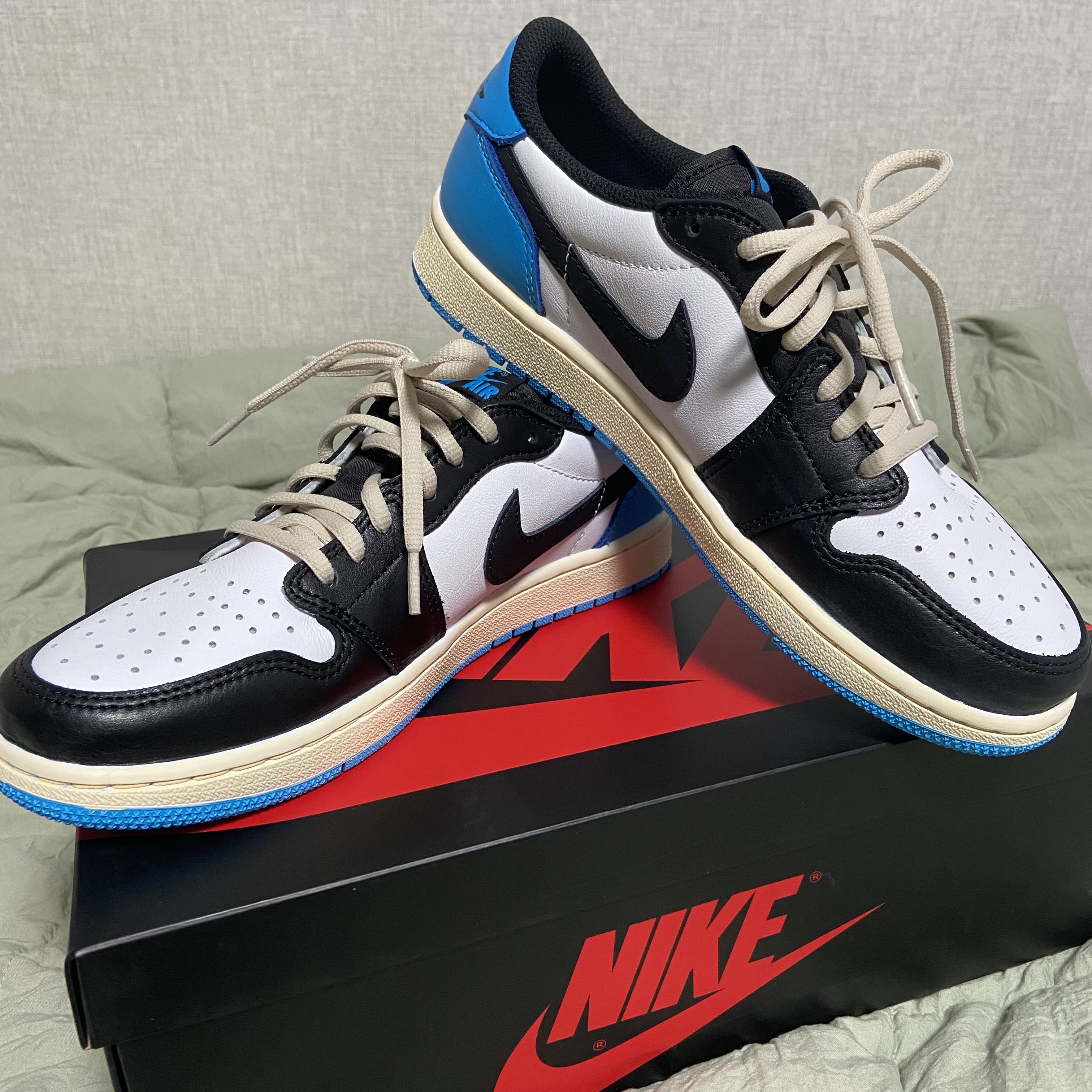 Jordan 1 Retro Low OG Black and Dark Powder Blue 착용 스타일