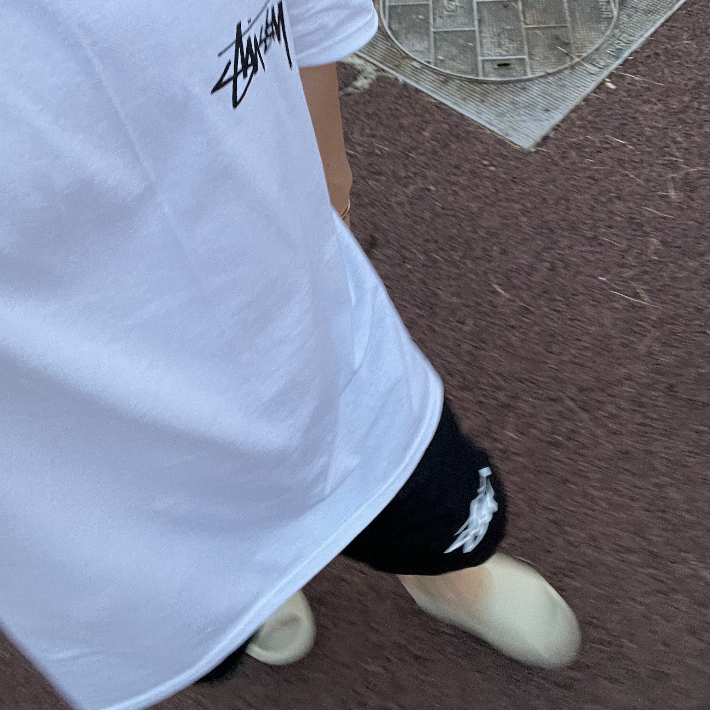 Adidas Yeezy Slide Bone 2022/2023, Stussy Big Stock Water Shorts Black 착용 스타일 - 1