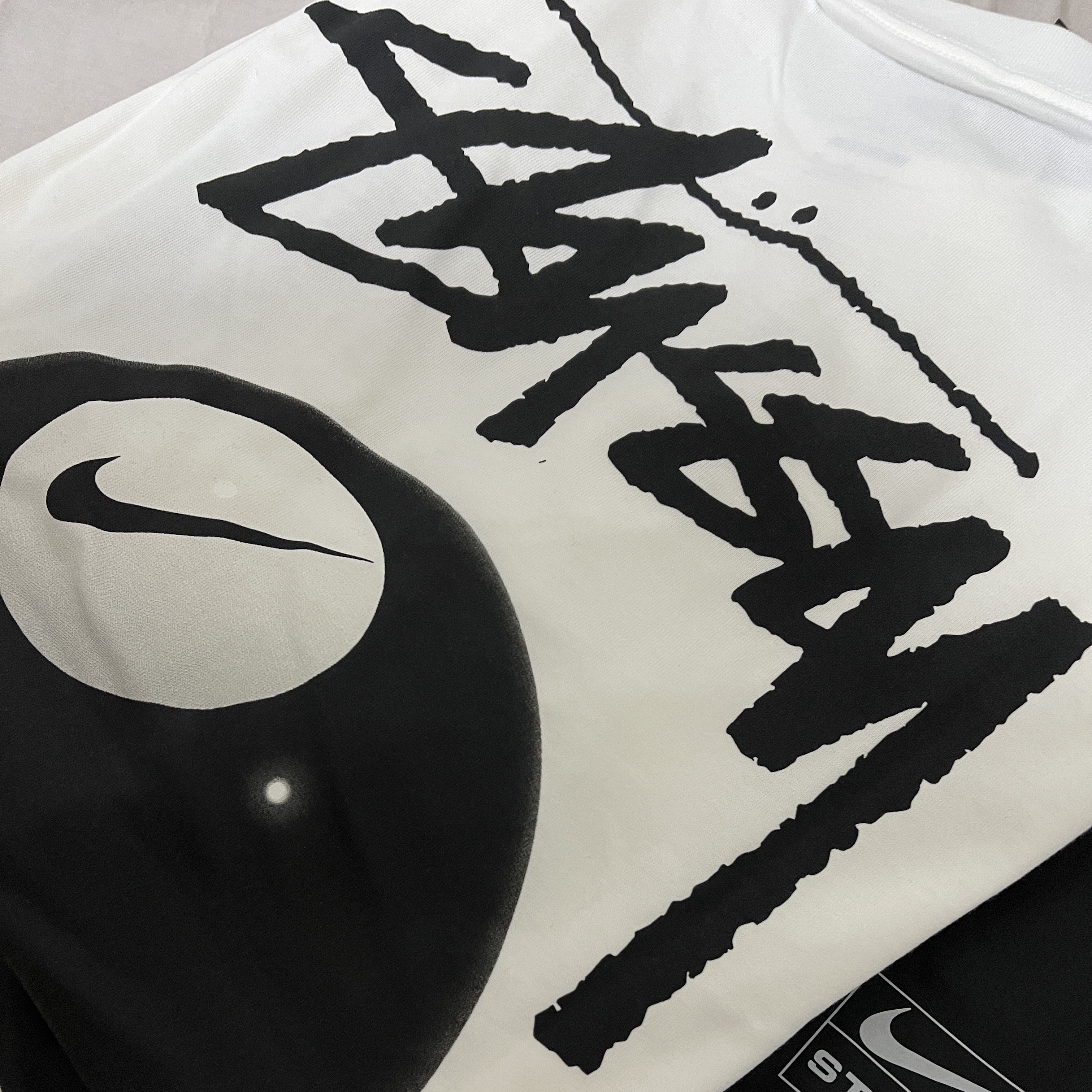 Nike x Stussy NRG FL SS 8 Ball T-Shirt White (DO9322-100), Nike x Stussy NRG FL Storm-Fit Pants Black (DO7170-010) 착용 스타일