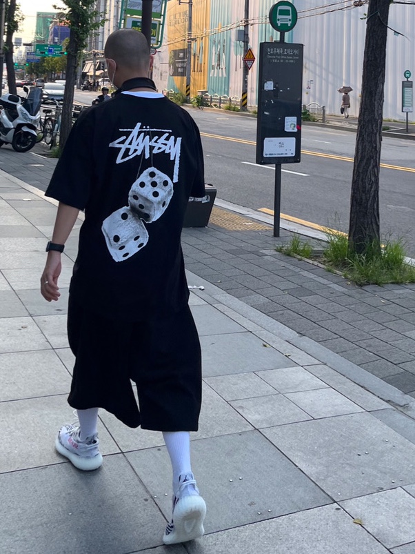 Stussy Fuzzy Dice T-Shirt Black, Adidas Yeezy Boost 350 V2 Zebra 2017/2019/2020 착용 스타일