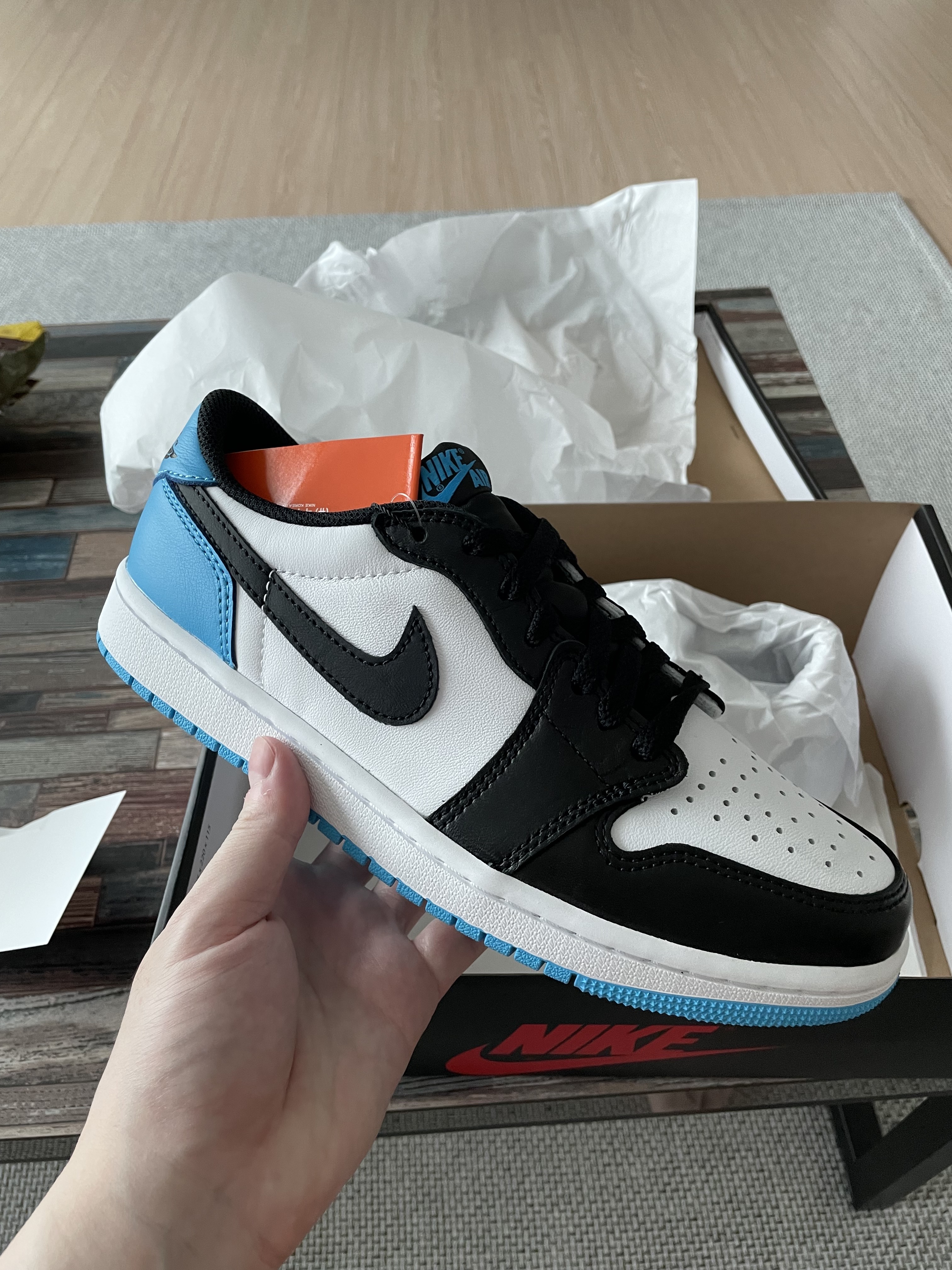 Jordan 1 Retro Low OG Black and Dark Powder Blue 착용 스타일