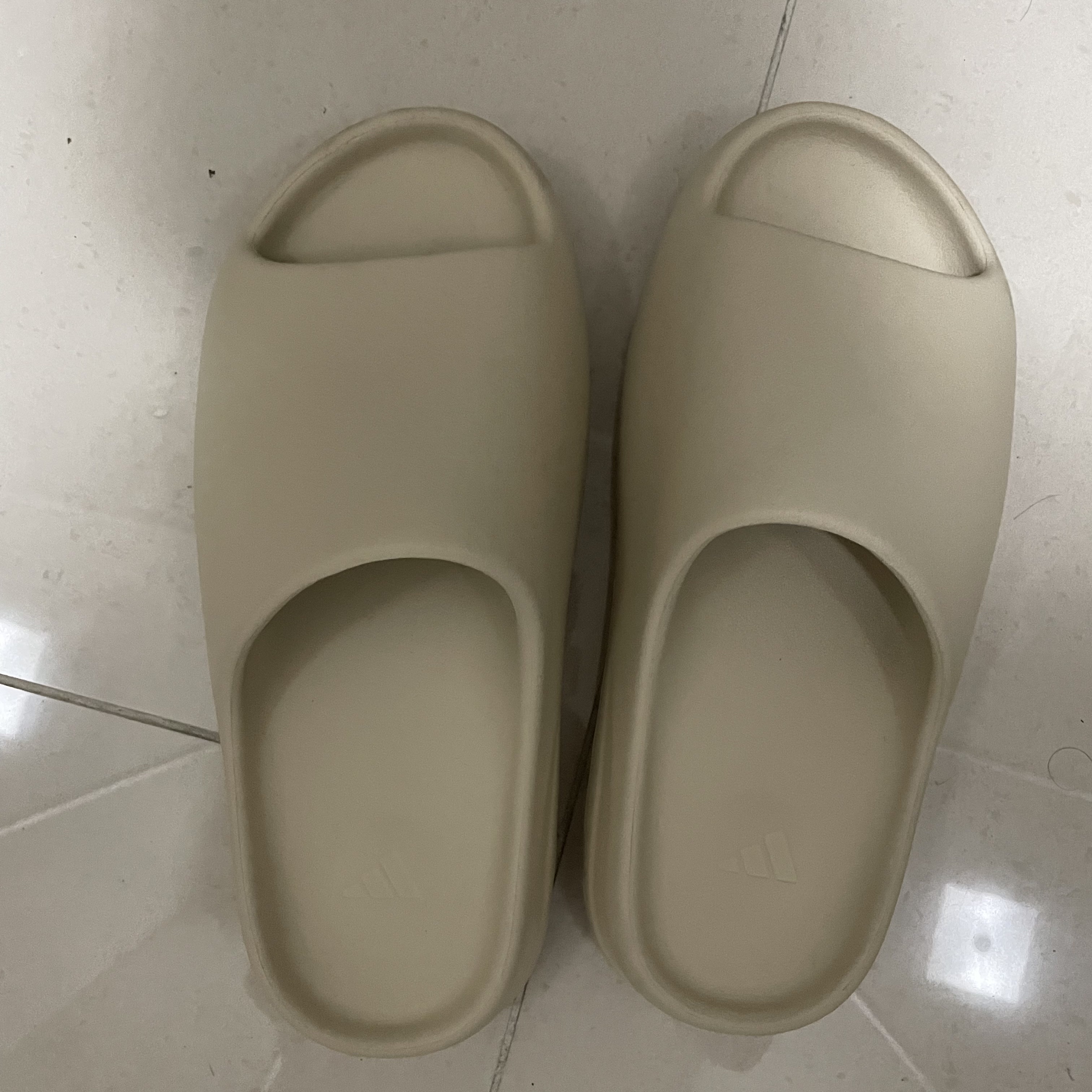 Adidas Yeezy Slide Bone 2022/2023 착용 스타일