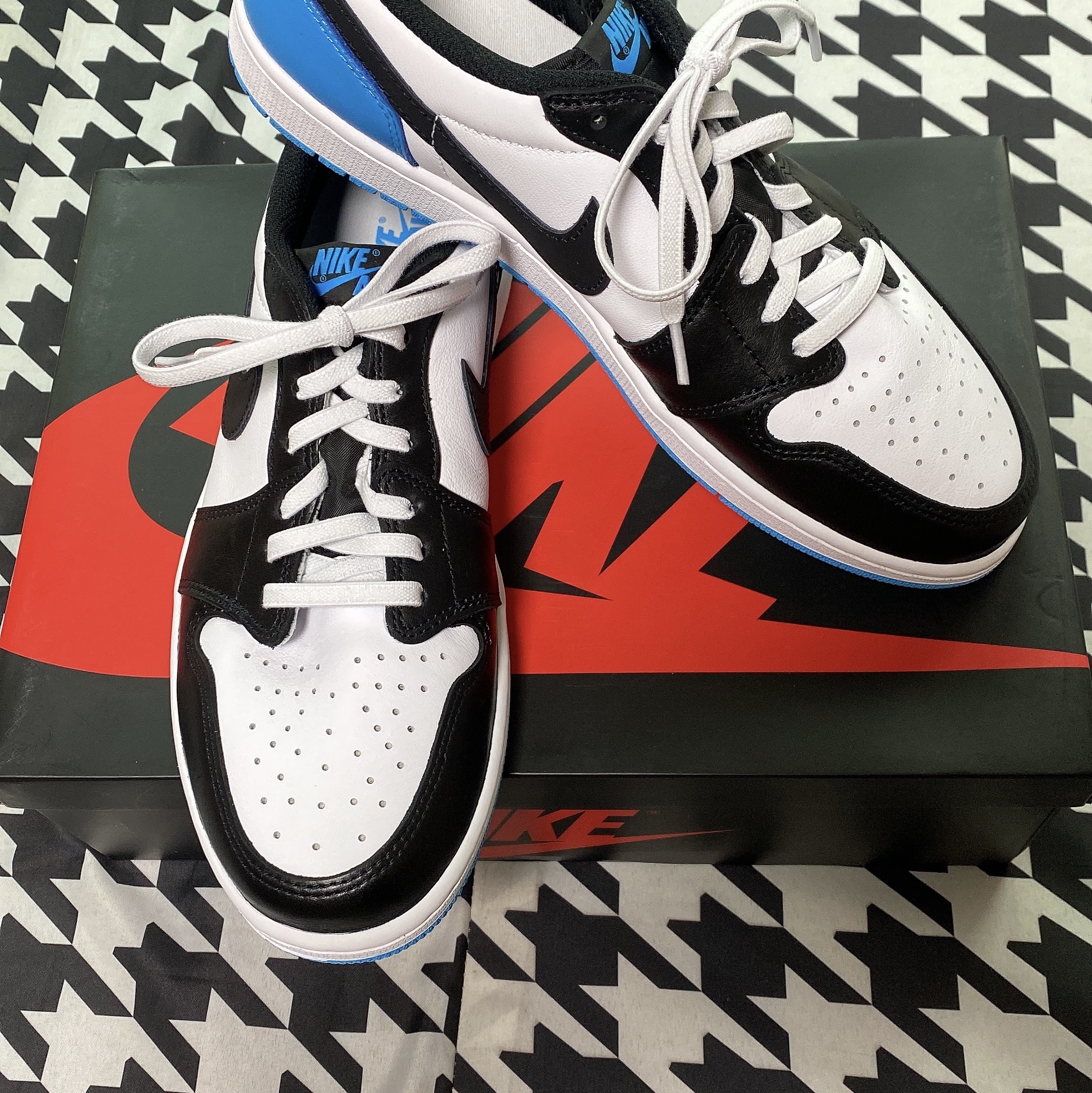 Jordan 1 Retro Low OG Black and Dark Powder Blue, Nike Dunk Low Retro PRM Halloween 착용 스타일 - 1