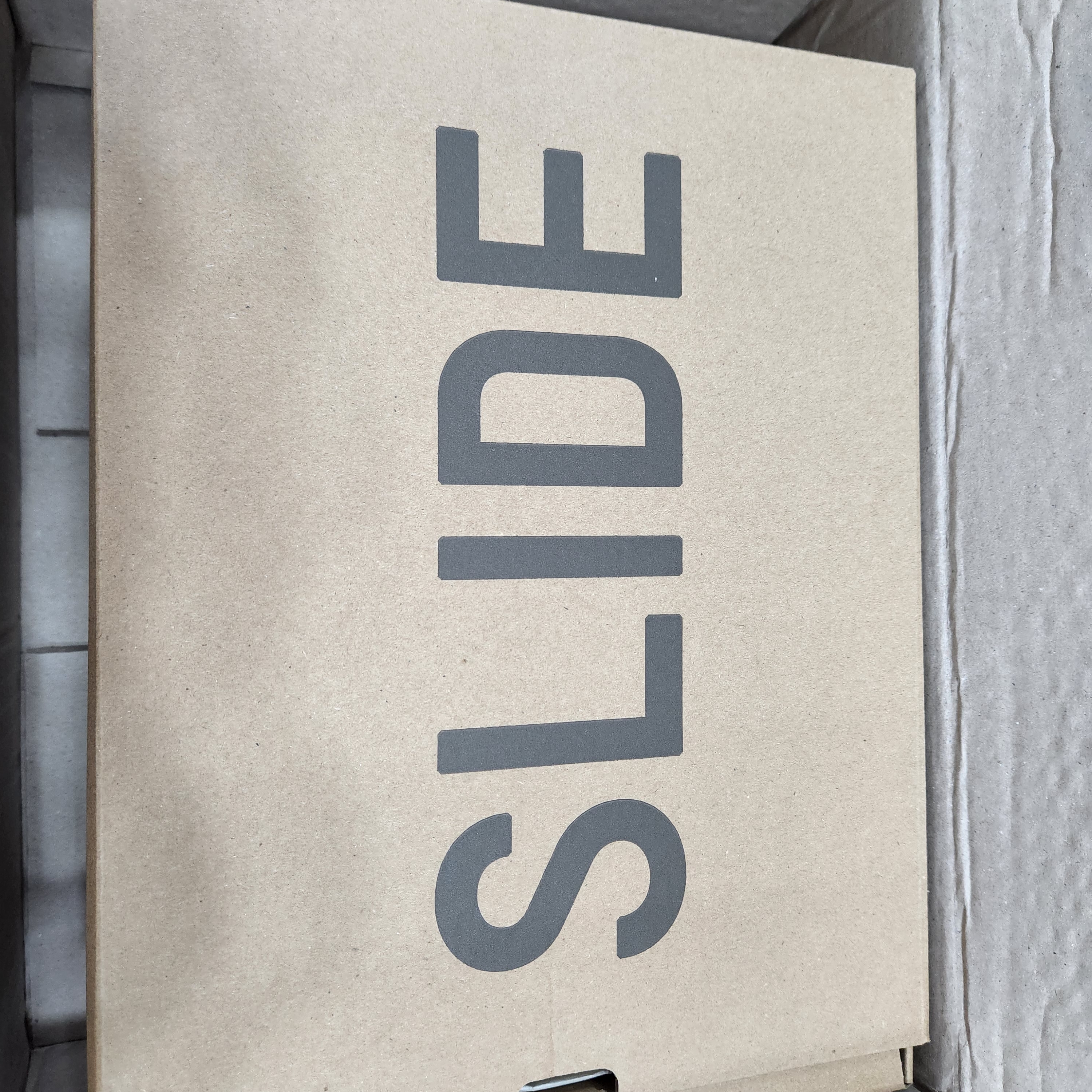 Adidas Yeezy Slide Glow Green 2022/2023 착용 스타일 - 1